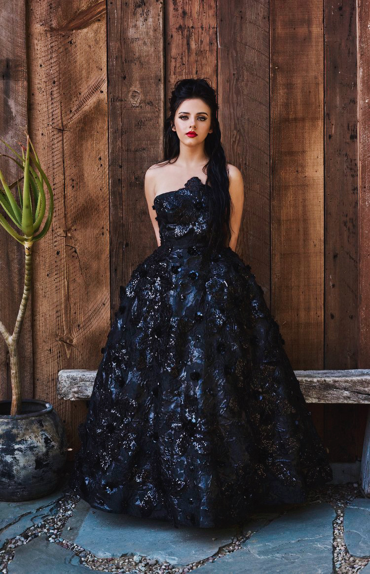 Багато міжнародних зірок віддають перевагу дизайну Ву Нгок Ту та Дінь Труонг Тунга - Фото 5. Nhiều ngôi sao quốc tế chuộng thiết kế của Vũ Ngọc Tú, Đinh Trường Tùng - Ảnh 5.