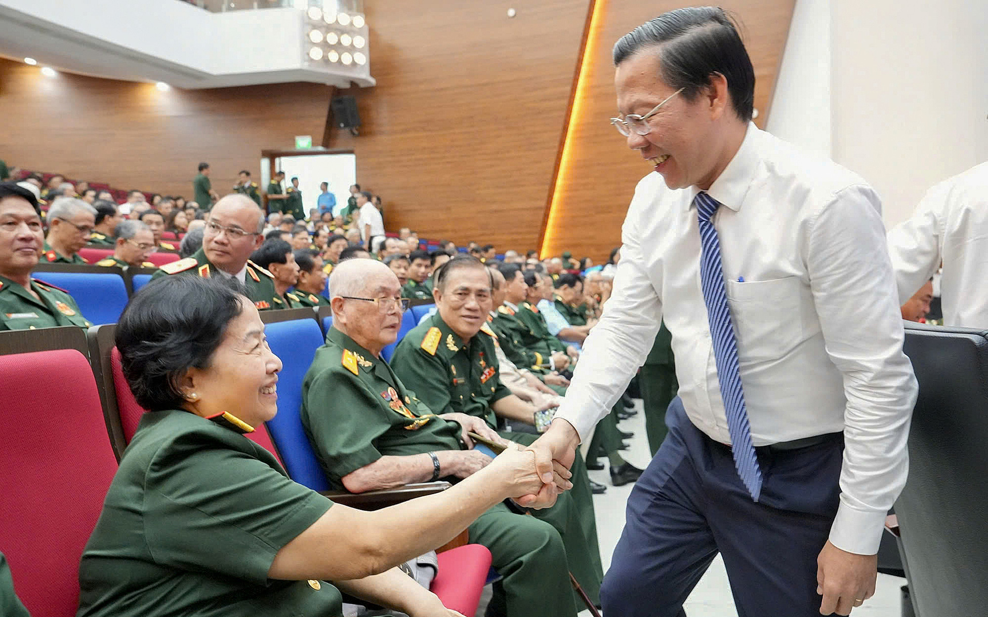 Lãnh đạo Thành ủy TP.HCM dự khai mạc triển lãm chào mừng 80 năm thành lập Quân đội - Ảnh 4.