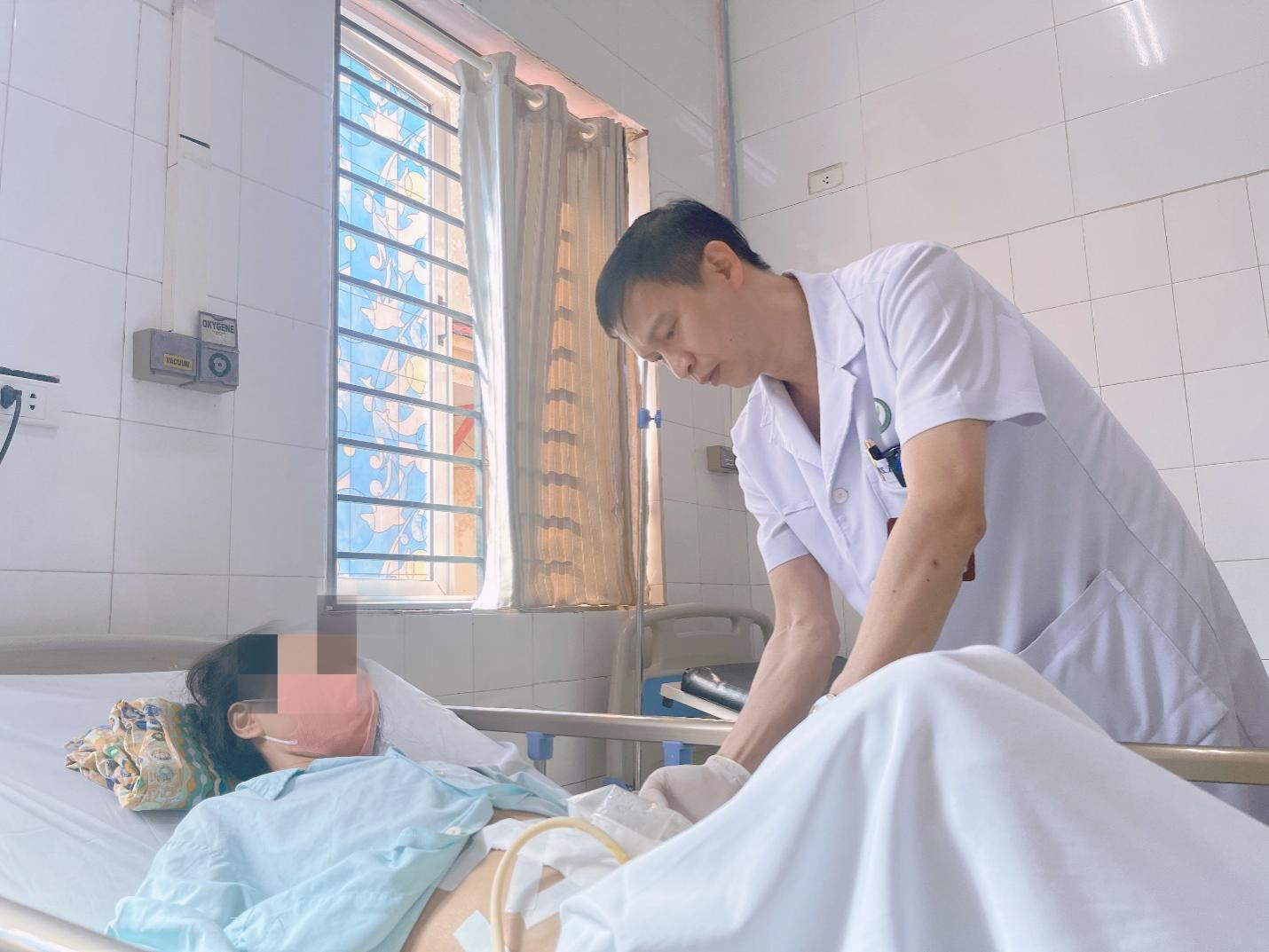 Tự thụt rửa đại tràng chữa ung thư, người phụ nữ nhập viện nguy kịch - Ảnh 1.