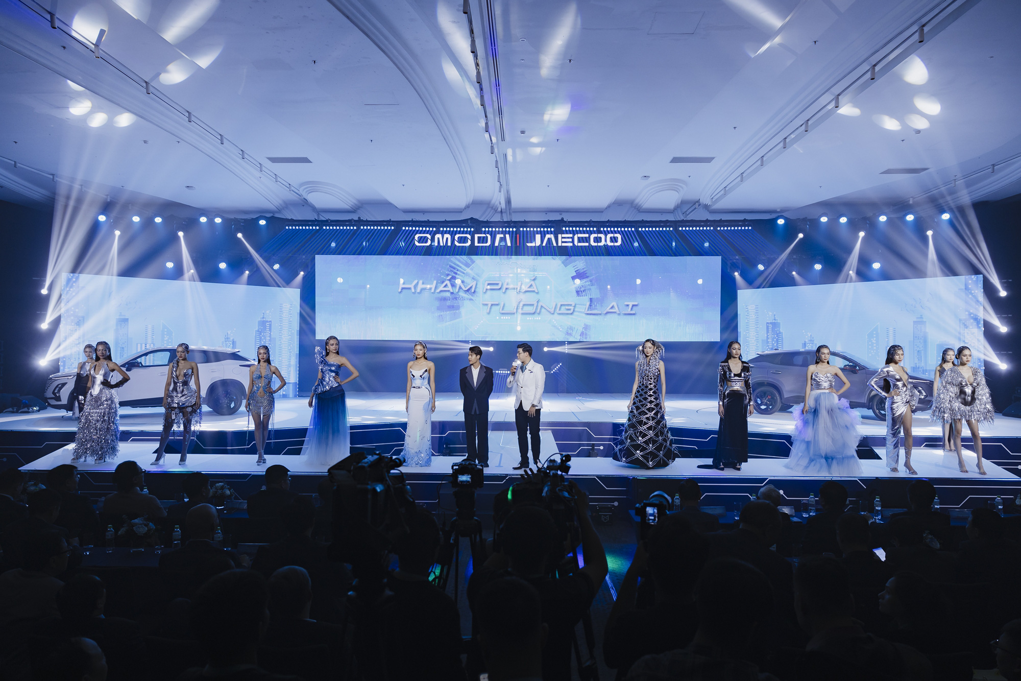 Các hãng xe đua ra mắt khách Việt theo cách mới: Omoda cho C5 'catwalk', Mercedes-Benz mang trải nghiệm VIP, Volvo liên tục làm triển lãm riêng- Ảnh 7. Các hãng xe đua làm mới cách ra mắt Việt Nam như thế nào? - Ảnh 8.