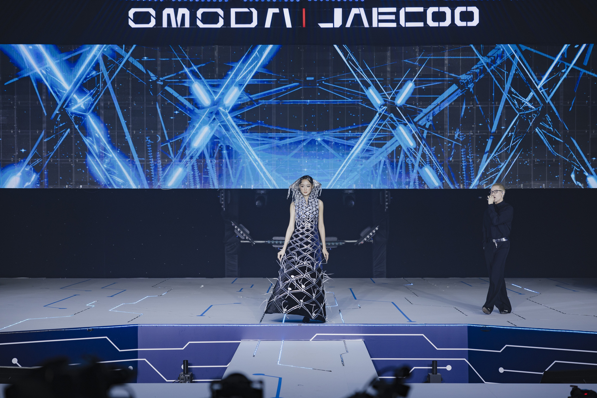 Các hãng xe đua ra mắt khách Việt theo cách mới: Omoda cho C5 'catwalk', Mercedes-Benz mang trải nghiệm VIP, Volvo liên tục làm triển lãm riêng- Ảnh 5. Các hãng xe đua làm mới cách ra mắt Việt Nam như thế nào? - Ảnh 6.