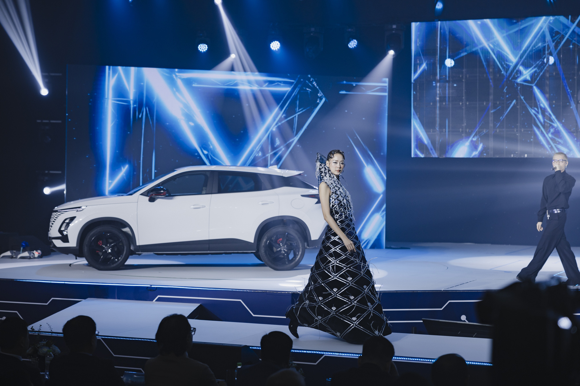 Các hãng xe đua ra mắt khách Việt theo cách mới: Omoda cho C5 'catwalk', Mercedes-Benz mang trải nghiệm VIP, Volvo liên tục làm triển lãm riêng- Ảnh 6. Các hãng xe đua làm mới cách ra mắt Việt Nam như thế nào? - Ảnh 7.