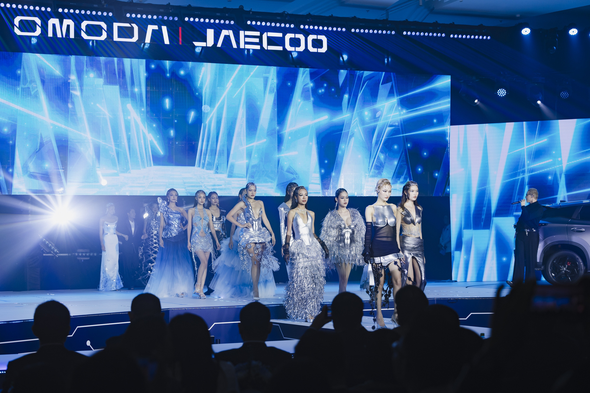 Các hãng xe đua ra mắt khách Việt theo cách mới: Omoda cho C5 'catwalk', Mercedes-Benz mang trải nghiệm VIP, Volvo liên tục làm triển lãm riêng- Ảnh 8. Các hãng xe đua làm mới cách ra mắt Việt Nam như thế nào? - Ảnh 9.