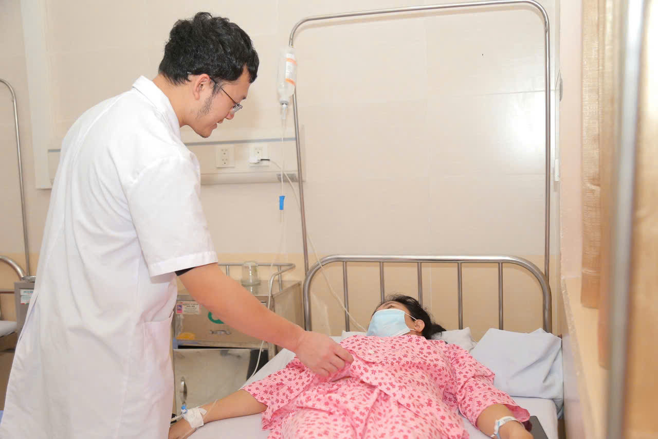 Người phụ nữ phải cắt bỏ buồng trứng vì chịu đau 3 ngày mới nhập viện - Ảnh 1.