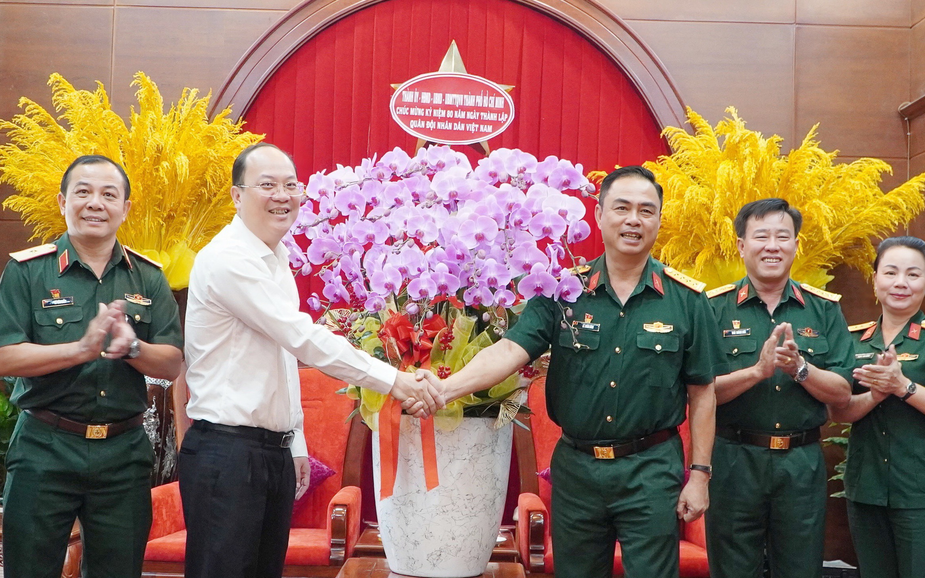 Đoàn đại biểu Thành ủy, UBND, HĐND, MTTQ TP.HCM thăm, chúc mừng Bộ Tư lệnh TP - Ảnh 3.