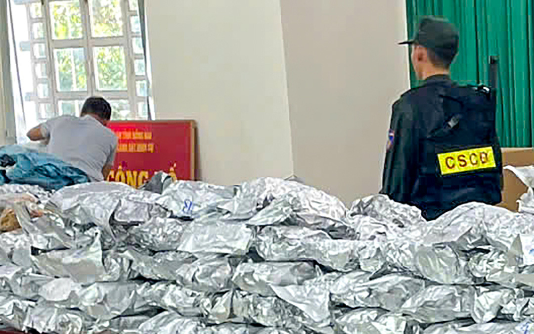 Cảnh sát tóe máu truy đuổi, bắt thanh niên mang ma túy tông xe vào tổ tuần tra - Ảnh 2.