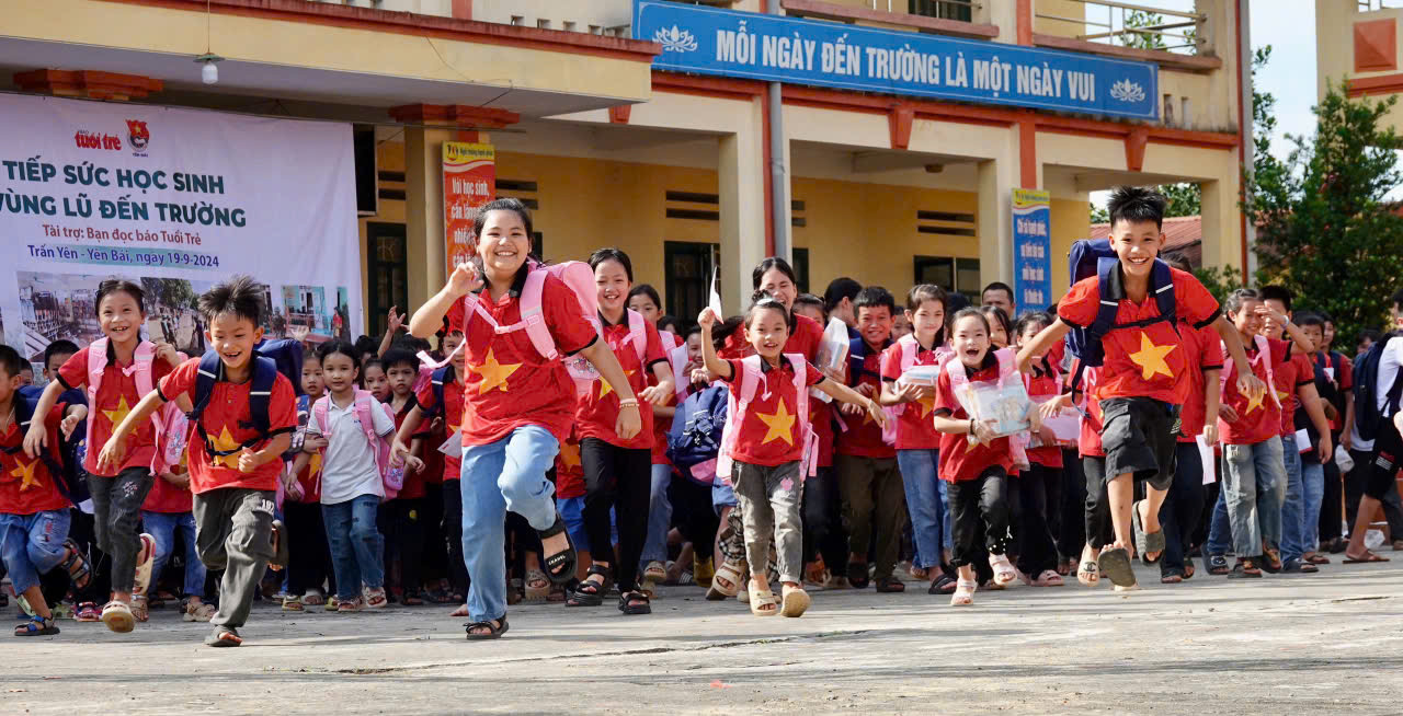 Cùng Báo Tuổi Trẻ mang Tết ấm áp đến học sinh vùng bão lũ - Ảnh 4.