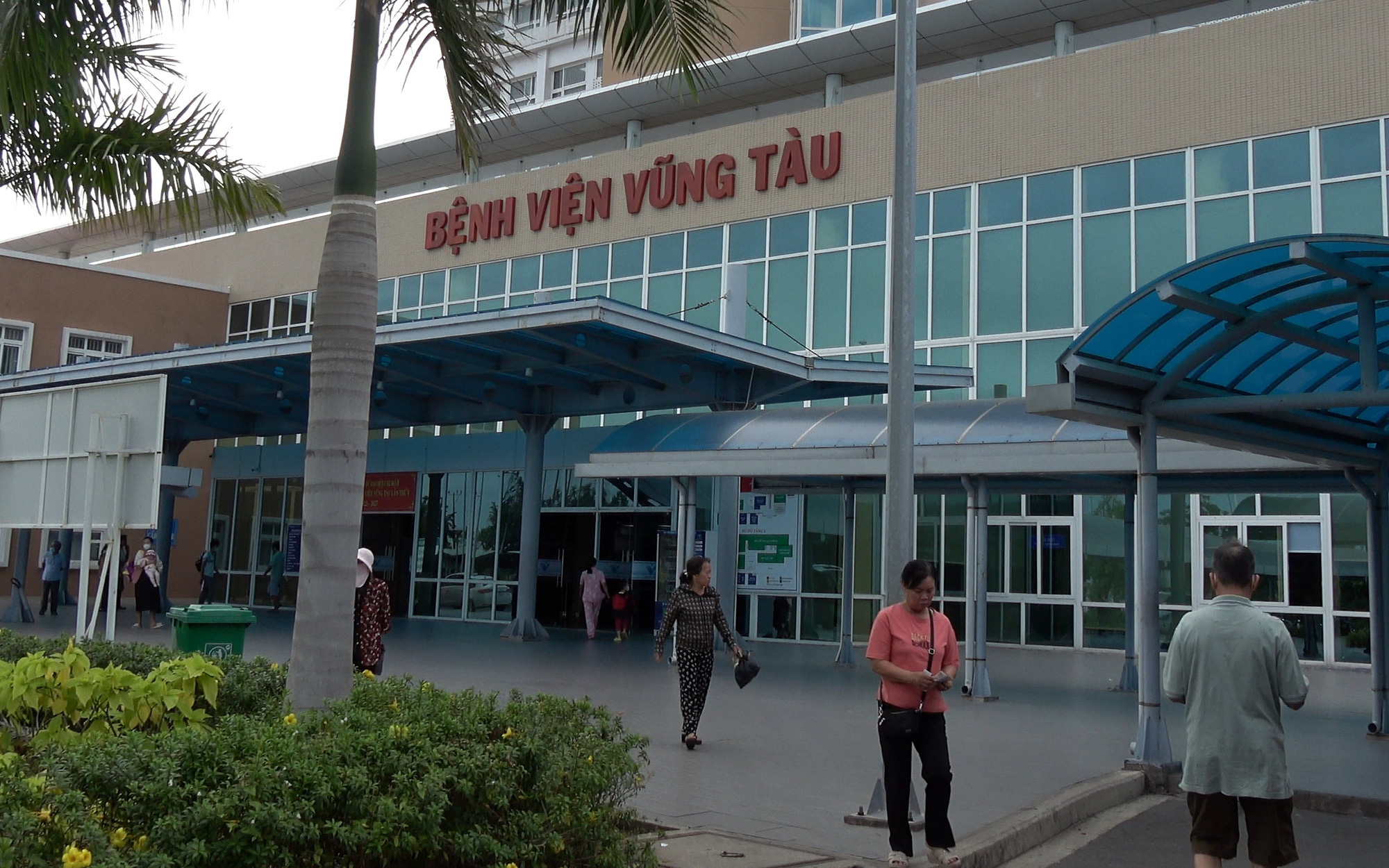 4 người ở Vũng Tàu ngộ độc nghi do methanol, 1 người tiên lượng nặng - Ảnh 2.