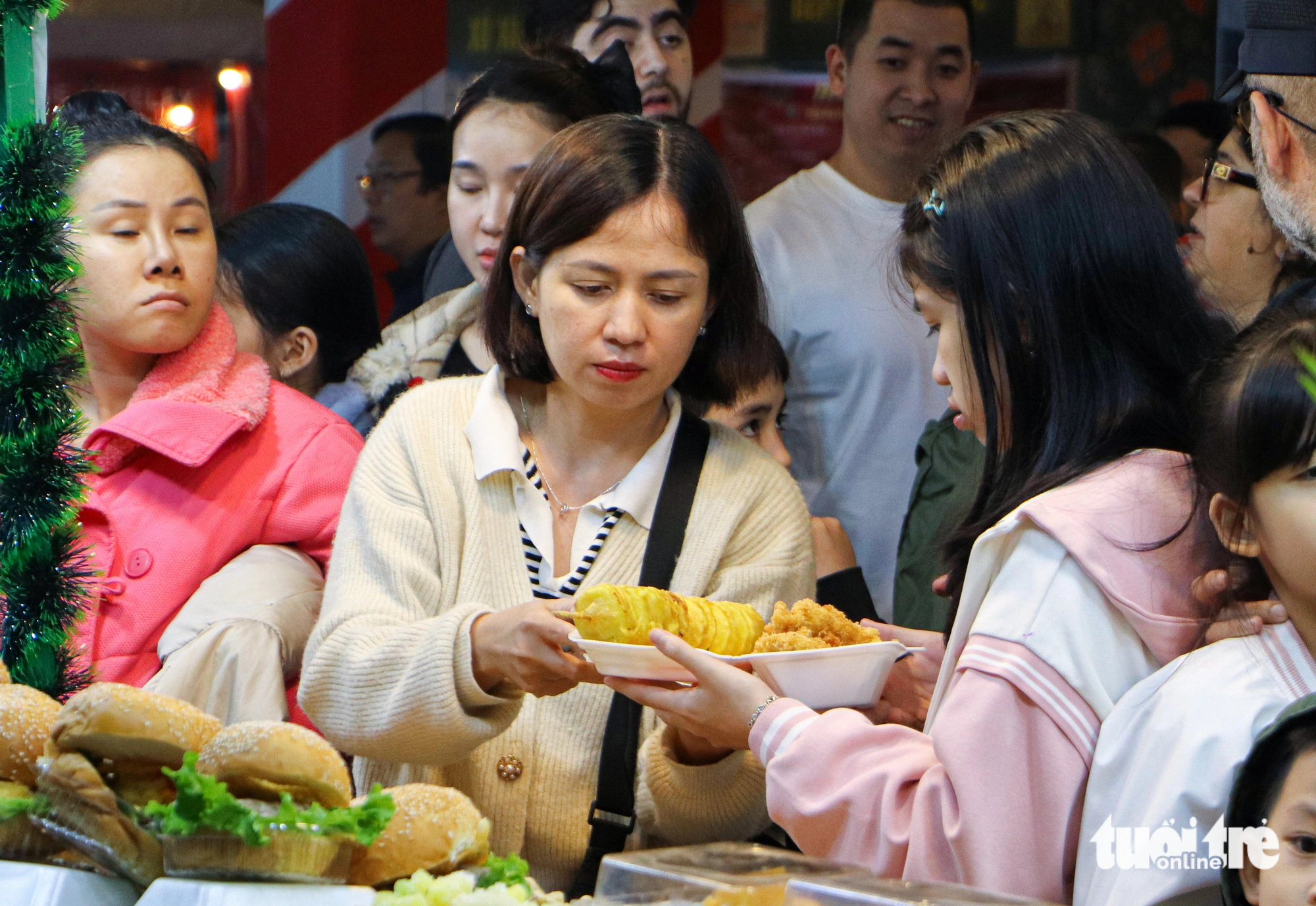 Hàng ngàn du khách chen chân tại phiên chợ đón Giáng sinh Đà Nẵng - Ảnh 4.