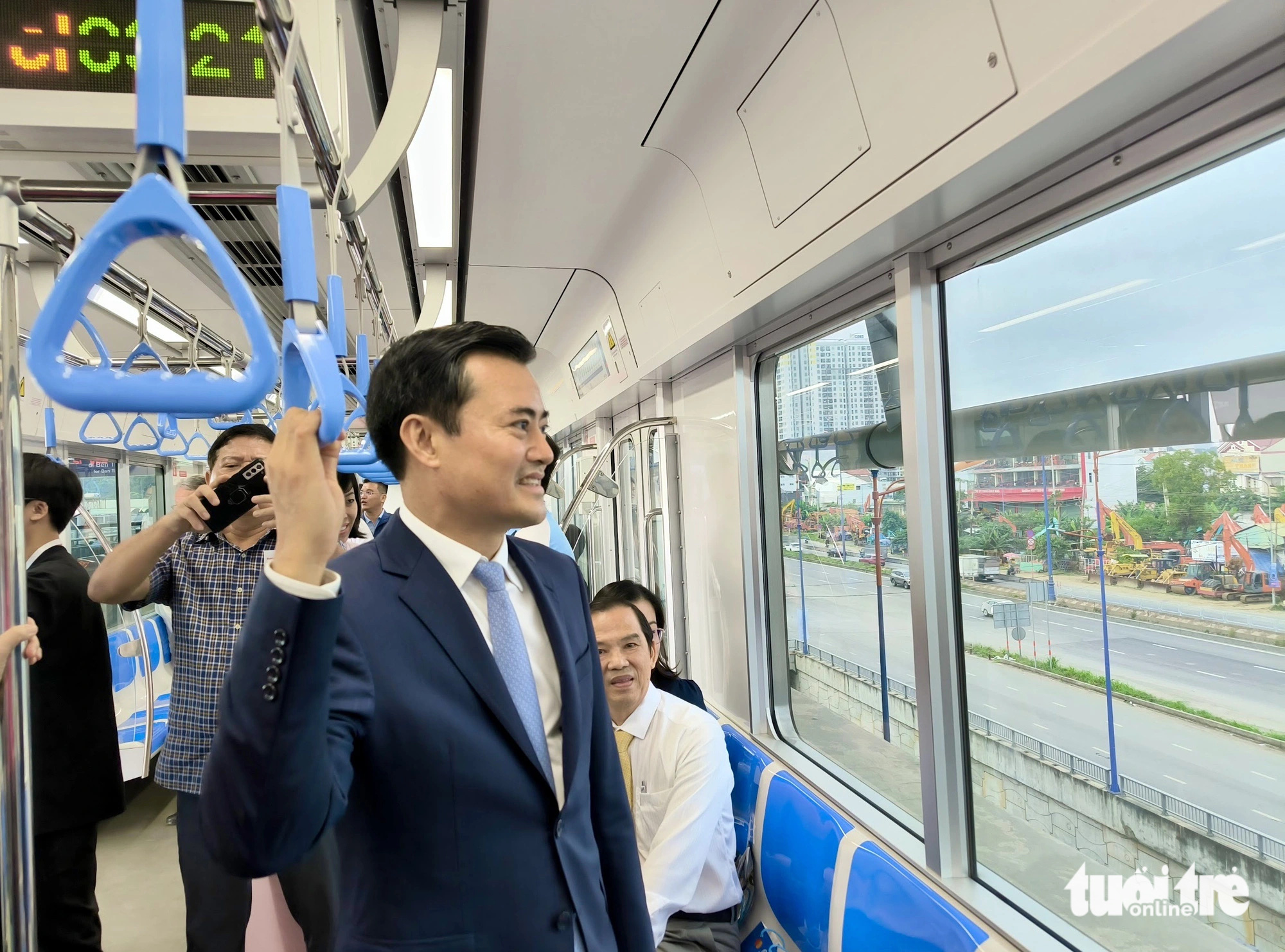 Lên tàu metro số 1, cùng đọc báo Tuổi Trẻ - Ảnh 6.