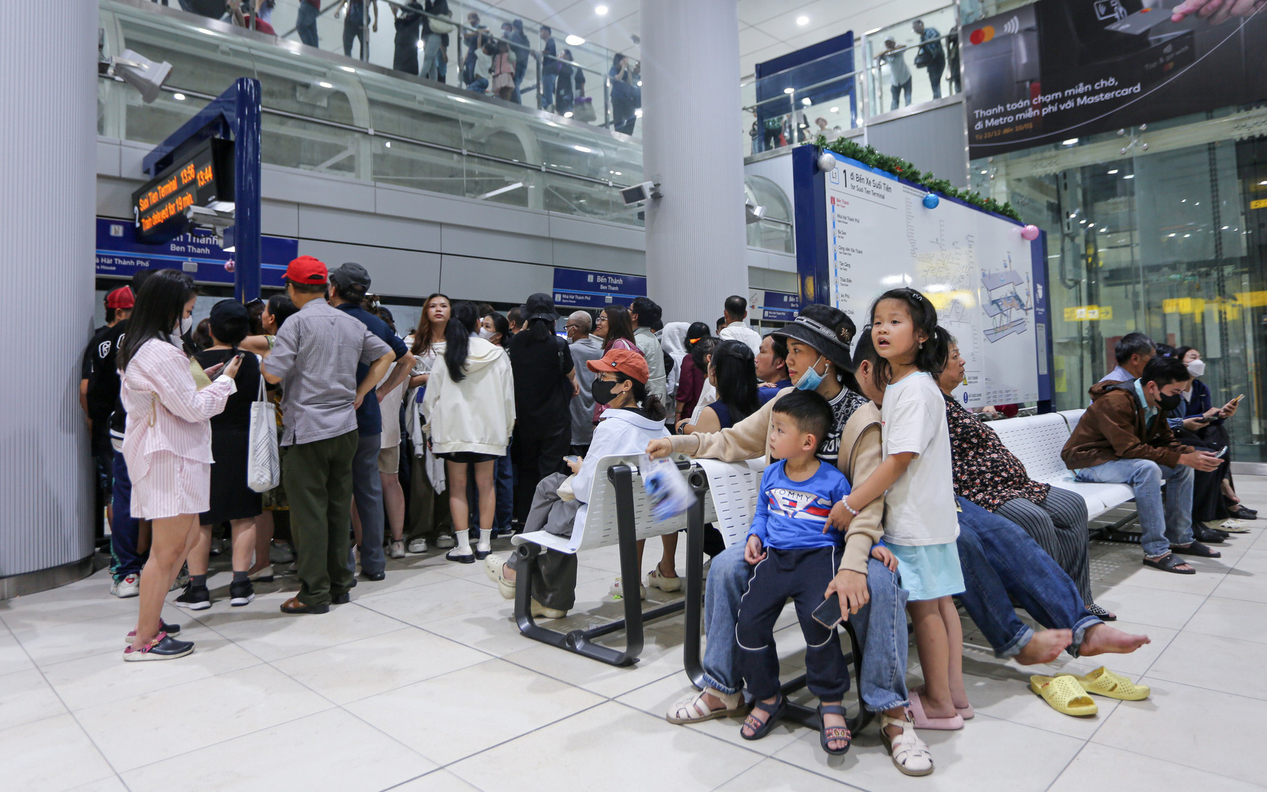 Nhiều người đi làm bằng metro, thói quen mới dần hình thành - Ảnh 8.