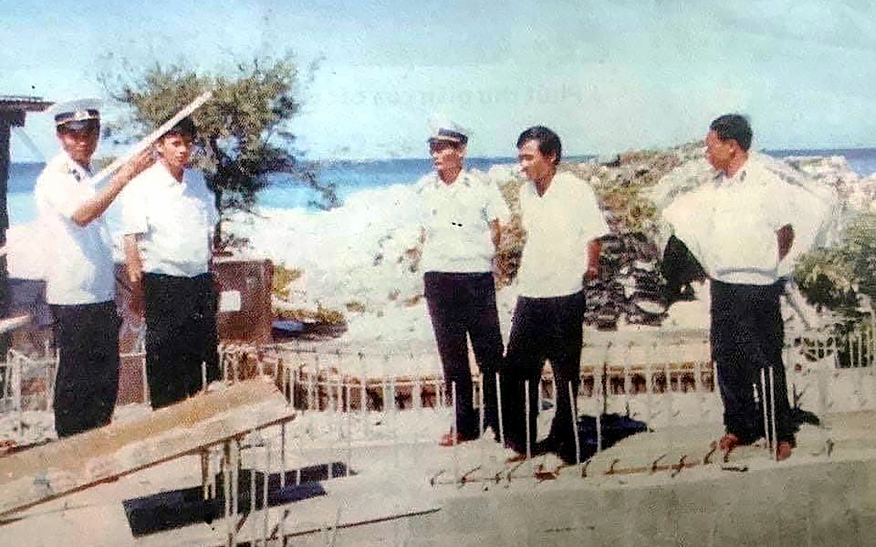 Mang không khí, ‘hơi ấm’ của Tết Nguyên đán ra Trường Sa - Ảnh 2.