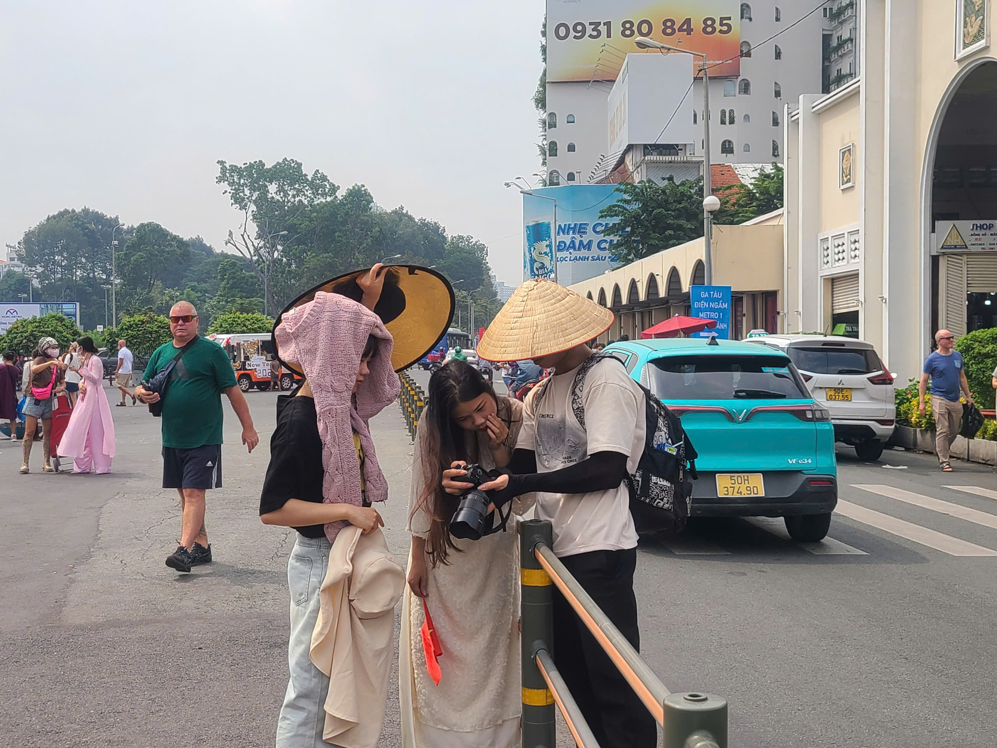 Chợ Bến Thành chộn rộn vào Tết, giới trẻ hóa 'nàng thơ' chụp ảnh từ sáng đến chiều - Ảnh 5.