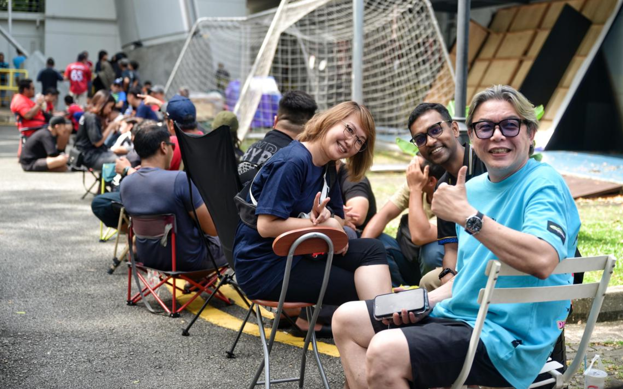 Fan bùng nổ với tình huống Nguyễn Xuân Son bị kéo ngã rách áo - Ảnh 5.
