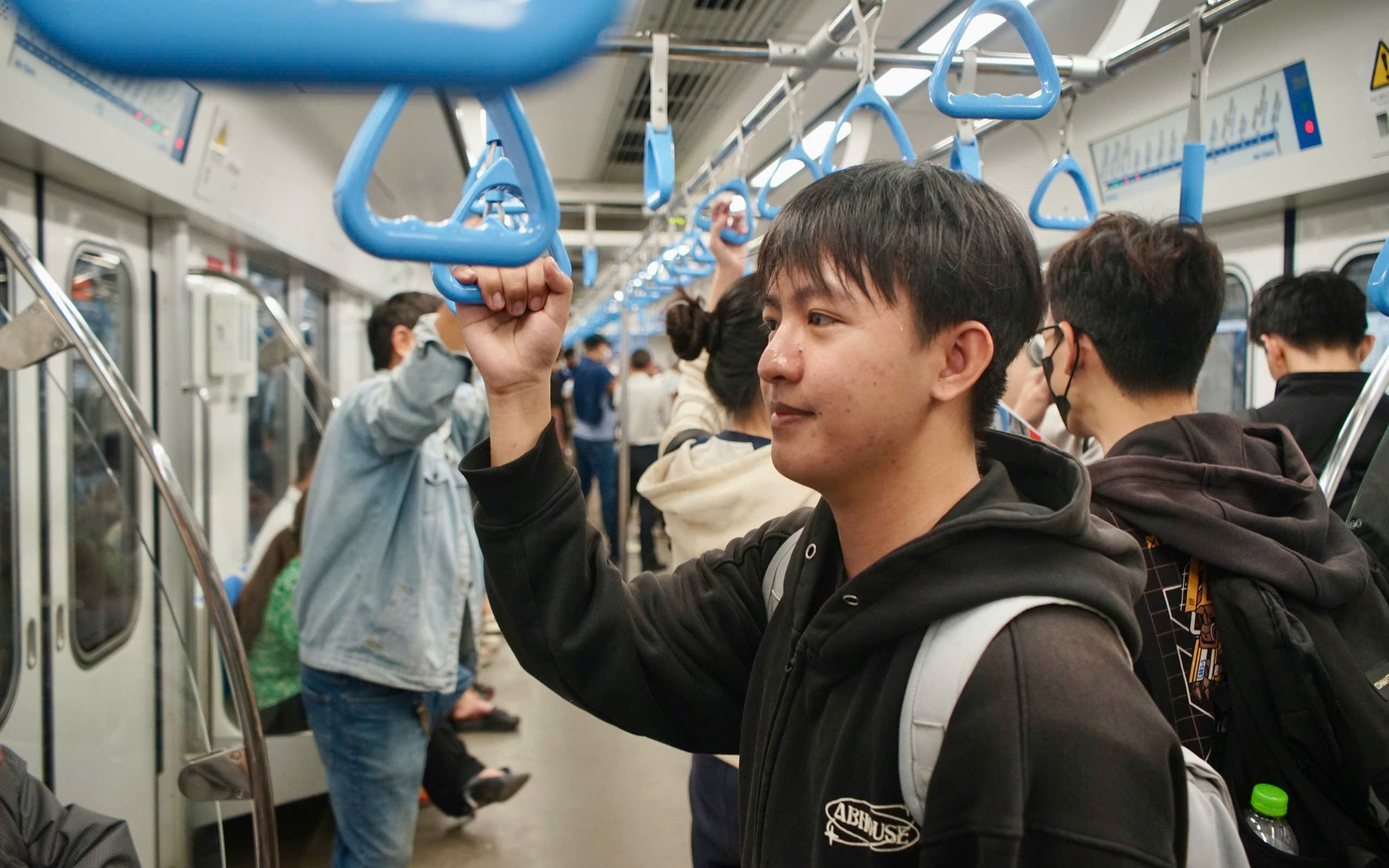 Metro đã chạy, mong hình thành văn hóa đi bộ đến metro - Ảnh 2.
