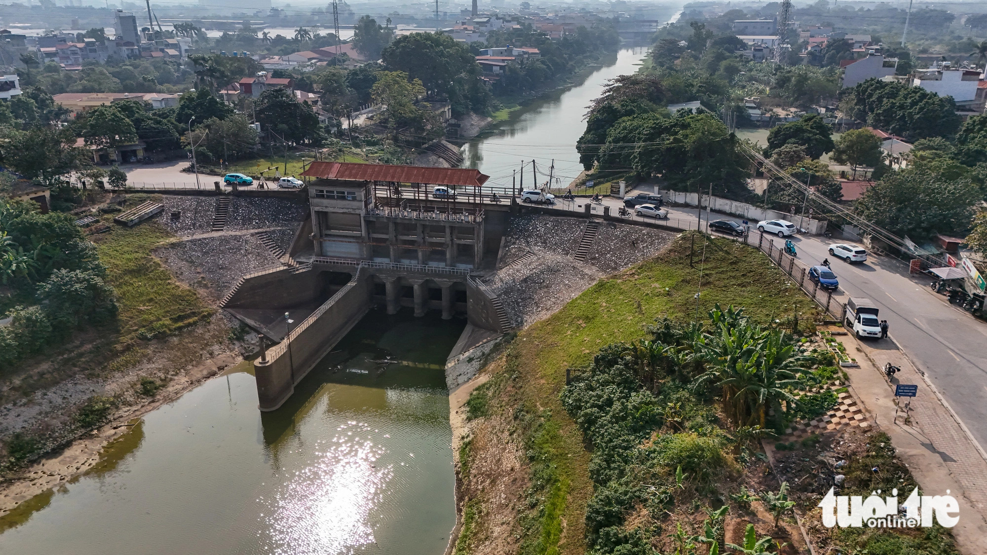 Hạ lưu sông Nhuệ đang bị bồi lắng đến khó tin - Ảnh 4.