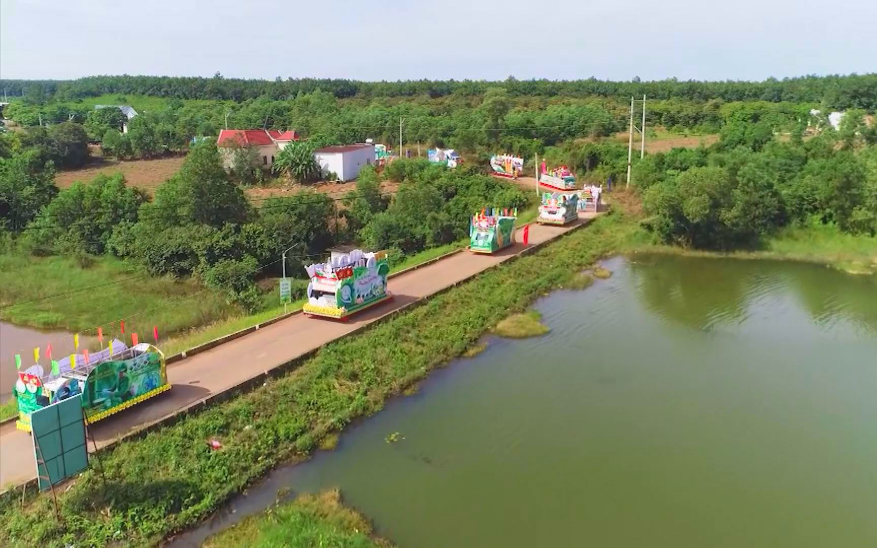 Công nhân cao su địu con đi nhận quà Tết - Ảnh 7.