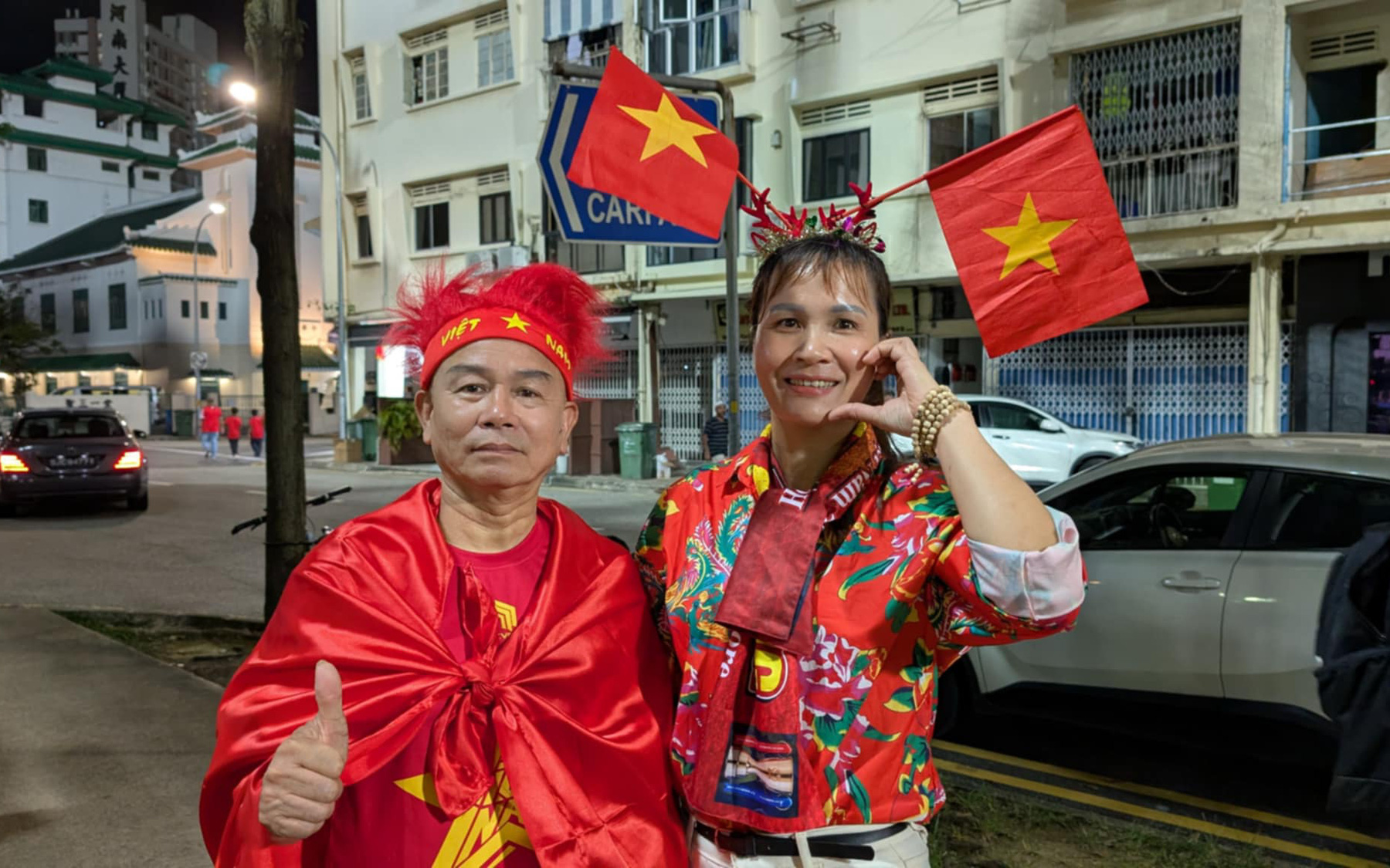 Video: Người hâm mộ Việt Nam ăn mừng cuồng nhiệt cùng đội tuyển sau chiến thắng Singapore - Ảnh 1.