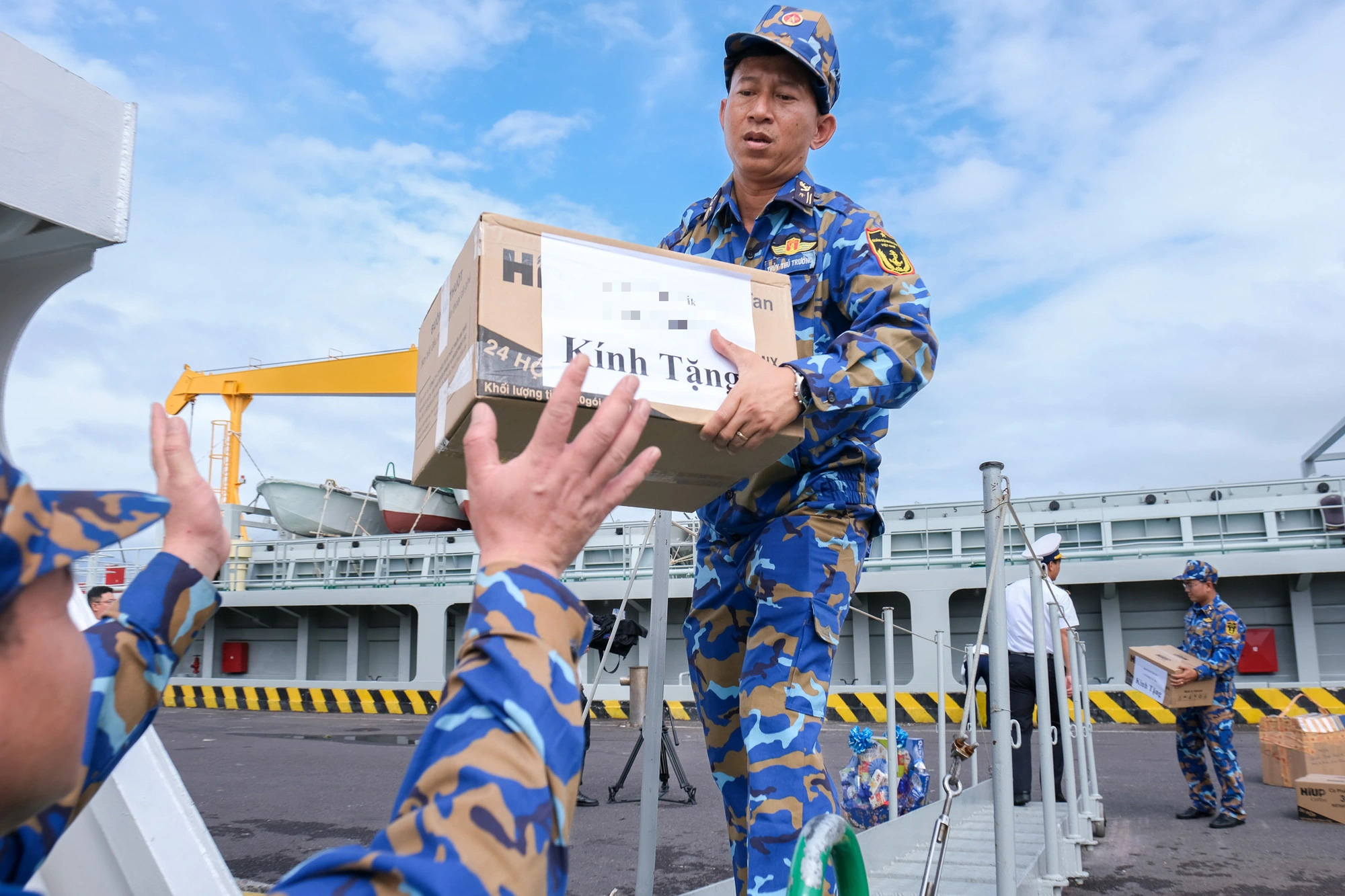 Mang không khí, ‘hơi ấm’ của Tết Nguyên đán ra Trường Sa - Ảnh 1.