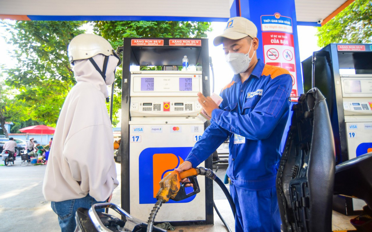 Giá xăng dầu đồng loạt tăng trong phiên điều hành đầu năm - Ảnh 2.