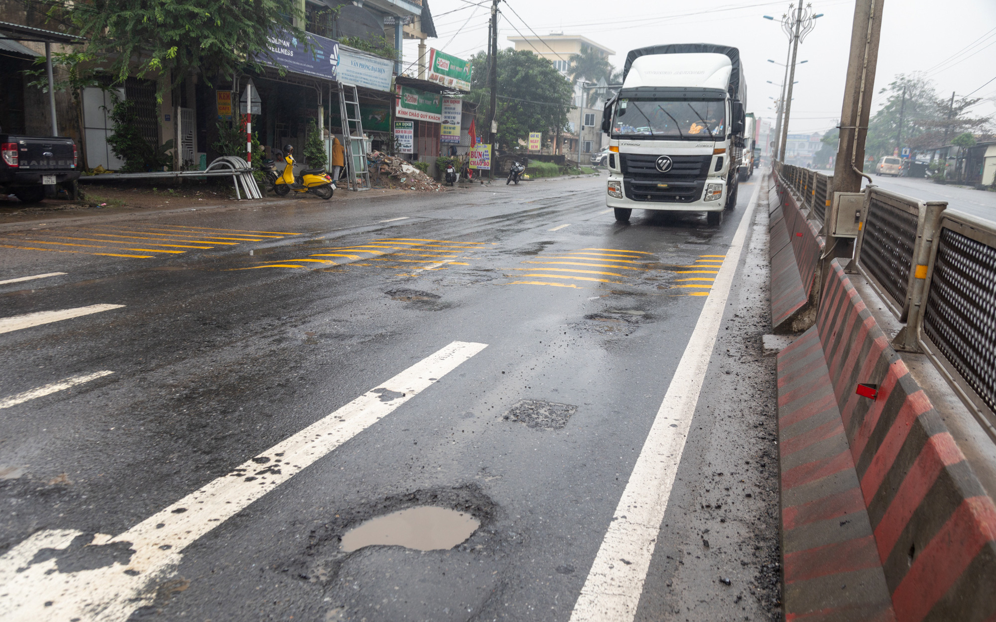 Khắc phục ổ gà, trả lại mặt đường êm thuận trên quốc lộ 1 sau phản ánh của Tuổi Trẻ - Ảnh 2.