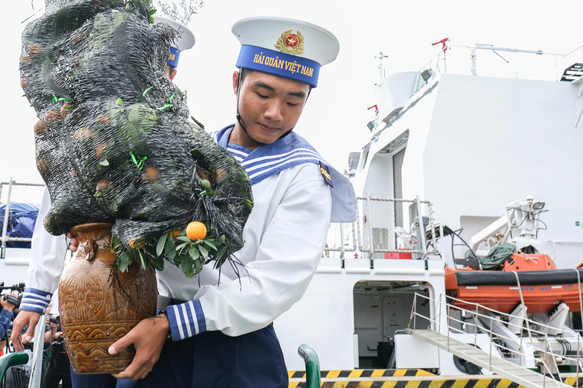 Mang không khí, ‘hơi ấm’ của Tết Nguyên đán ra Trường Sa - Ảnh 4.