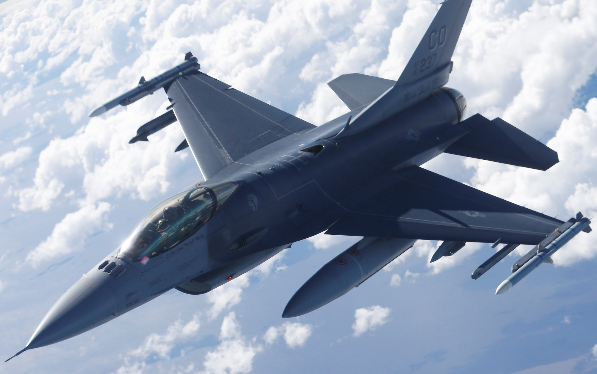 Tỉ phú Nga thưởng 3,6 tỉ đồng cho quân nhân đã hạ tiêm kích F-16 của Ukraine - Ảnh 2.