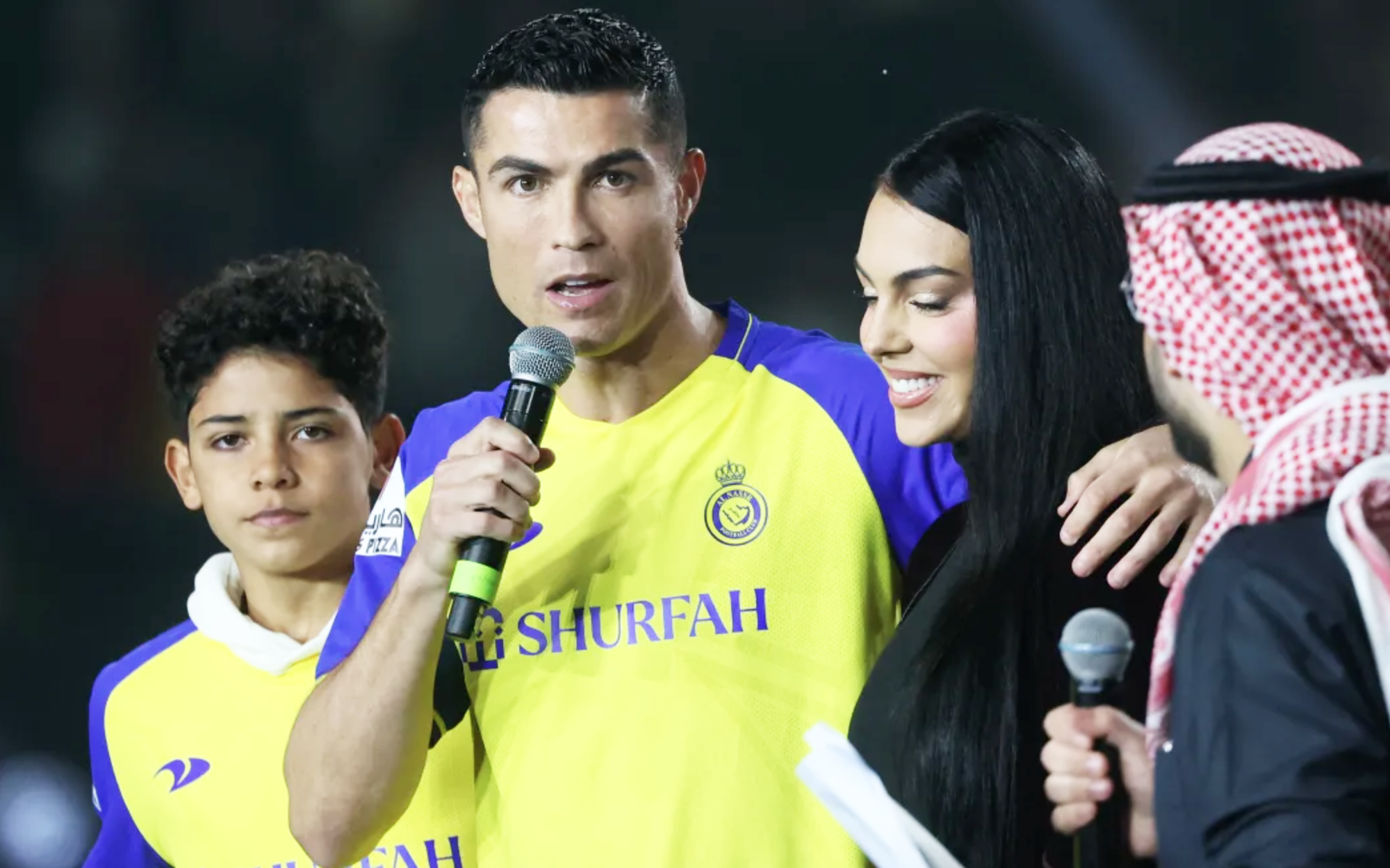 Ronaldo được mời ở lại Al Nassr với lương 13,4 tỷ đồng mỗi ngày - Ảnh 3.