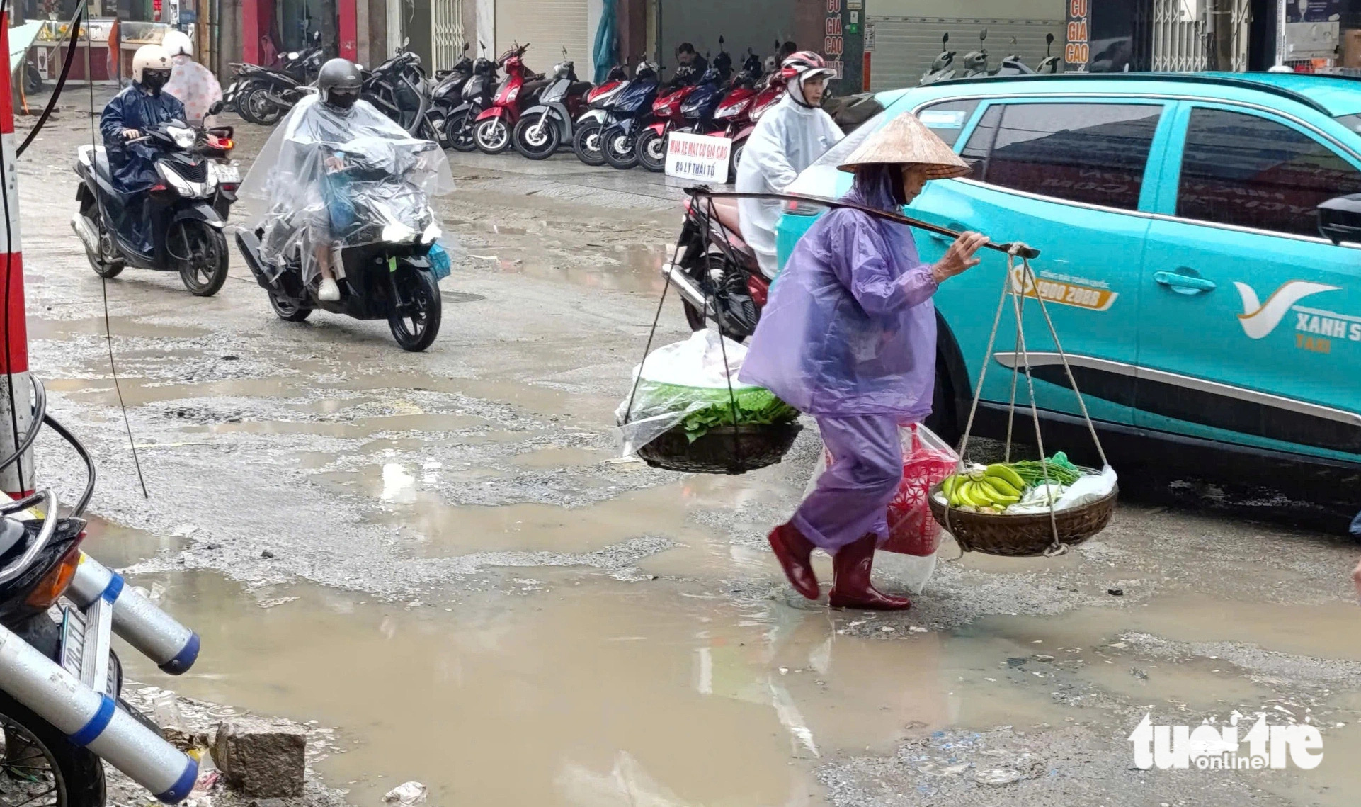 Cận cảnh con đường ở trung tâm cử tri thắc mắc vì sao làm vào mùa mưa - Ảnh 1.