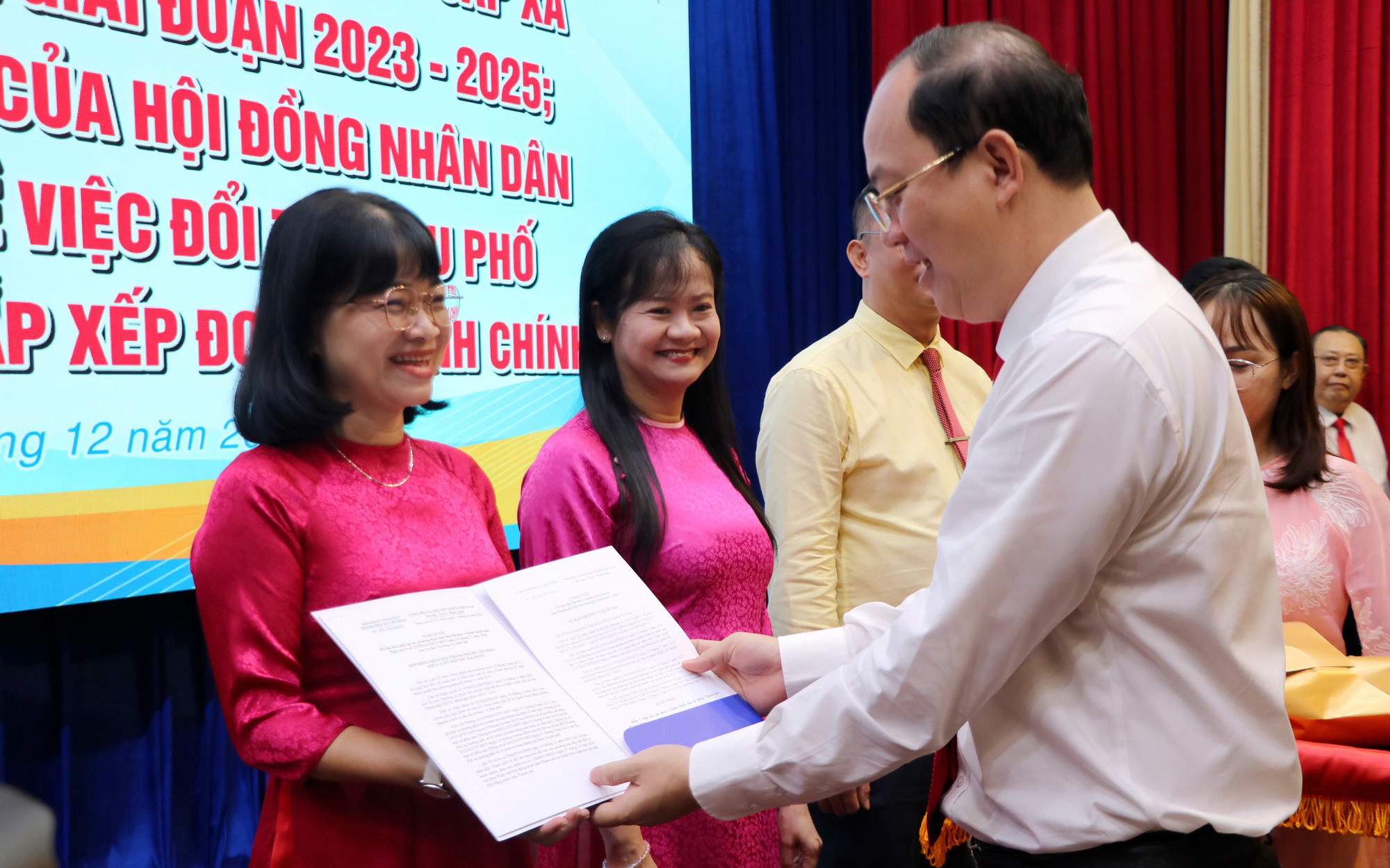 TP.HCM: ngày đầu sau sáp nhập phường, chủ tịch phường trực tiếp hỗ trợ tiếp dân - Ảnh 4.