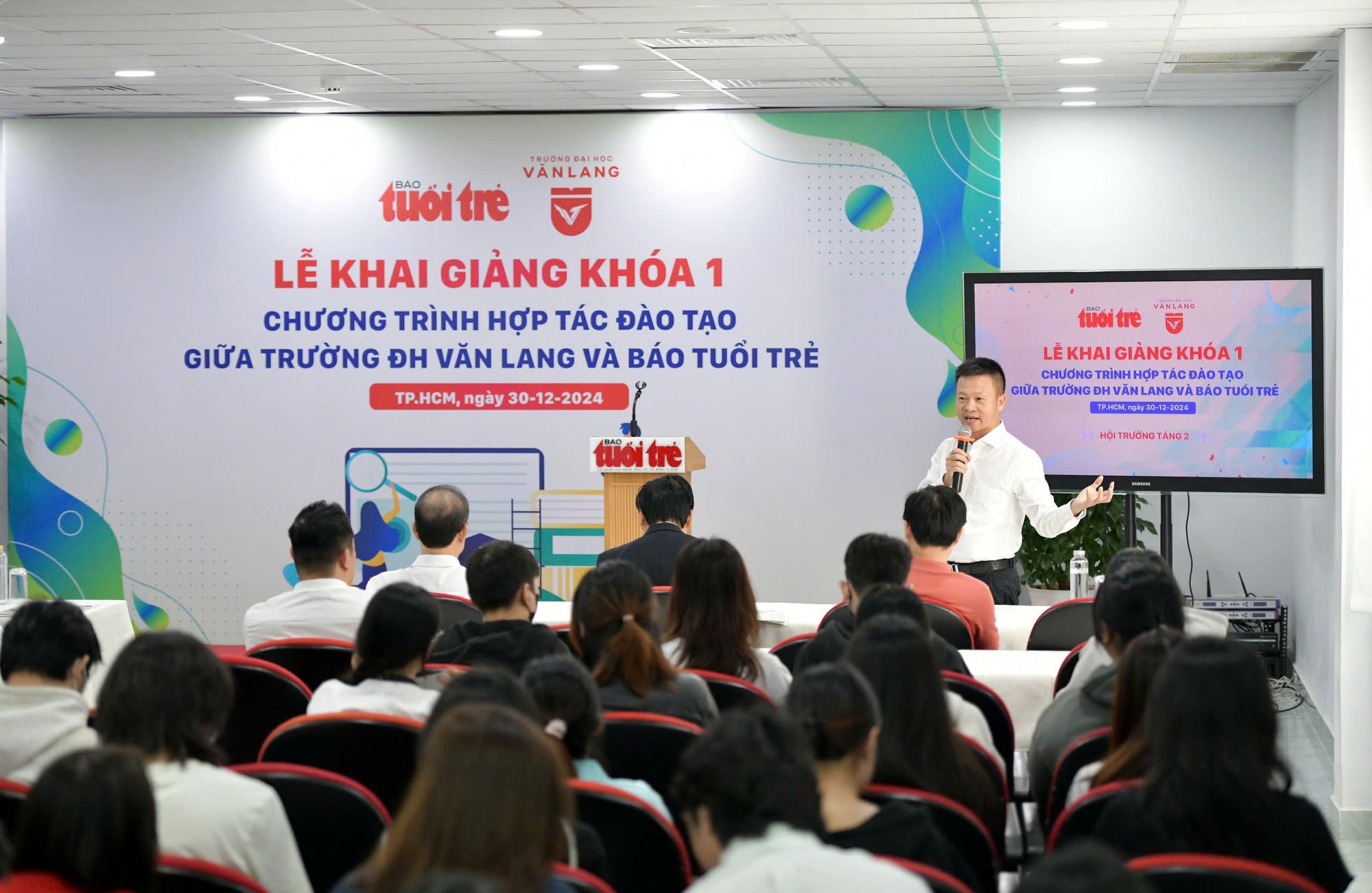 Lần đầu tiên 400 sinh viên Trường đại học Văn Lang học tại tòa soạn báo Tuổi Trẻ - Ảnh 4.