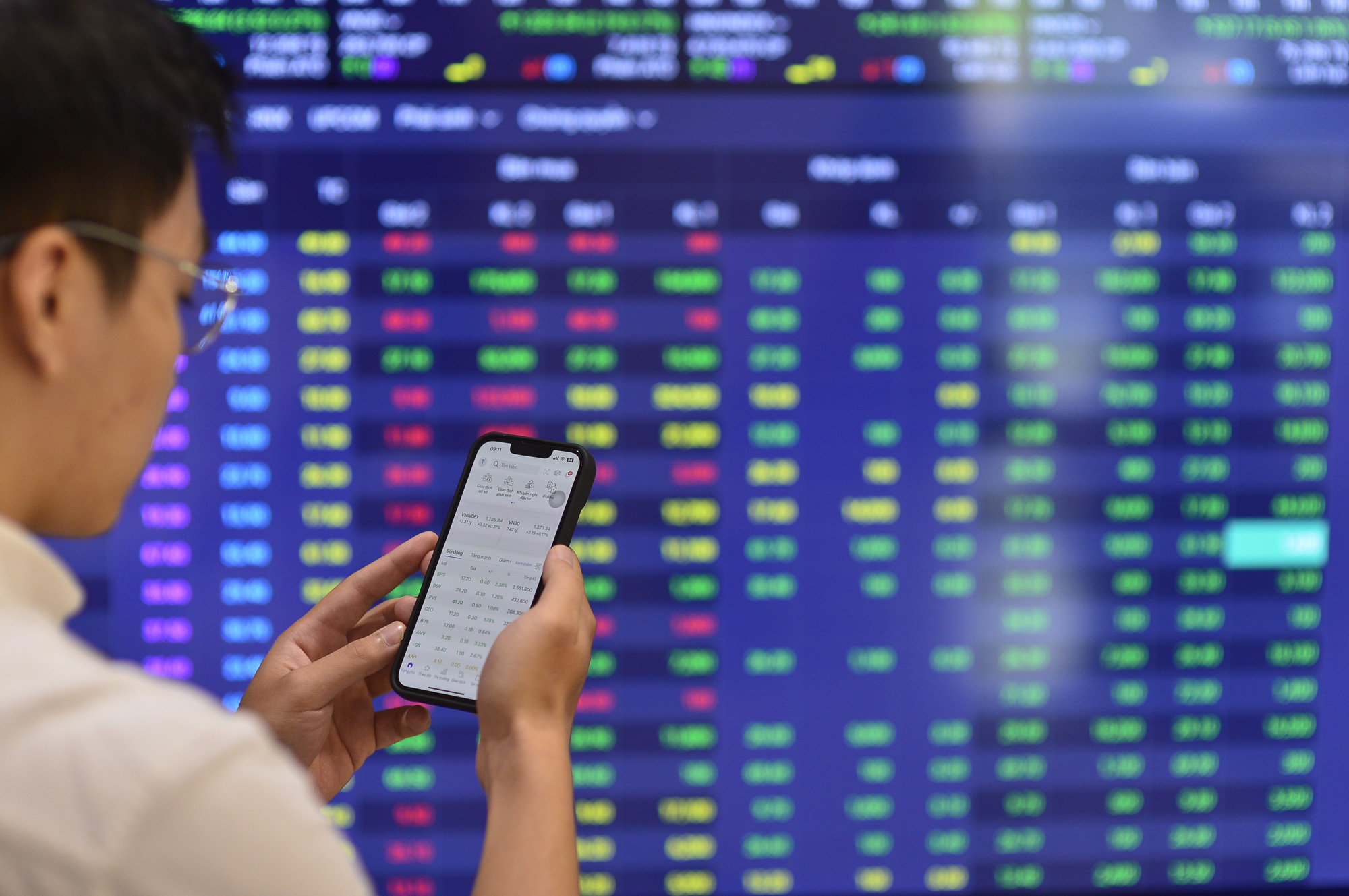 Chứng khoán phủ 'sắc đỏ' đón năm mới, VN-Index vẫn tăng hơn 12% cả năm nay - Ảnh 2.