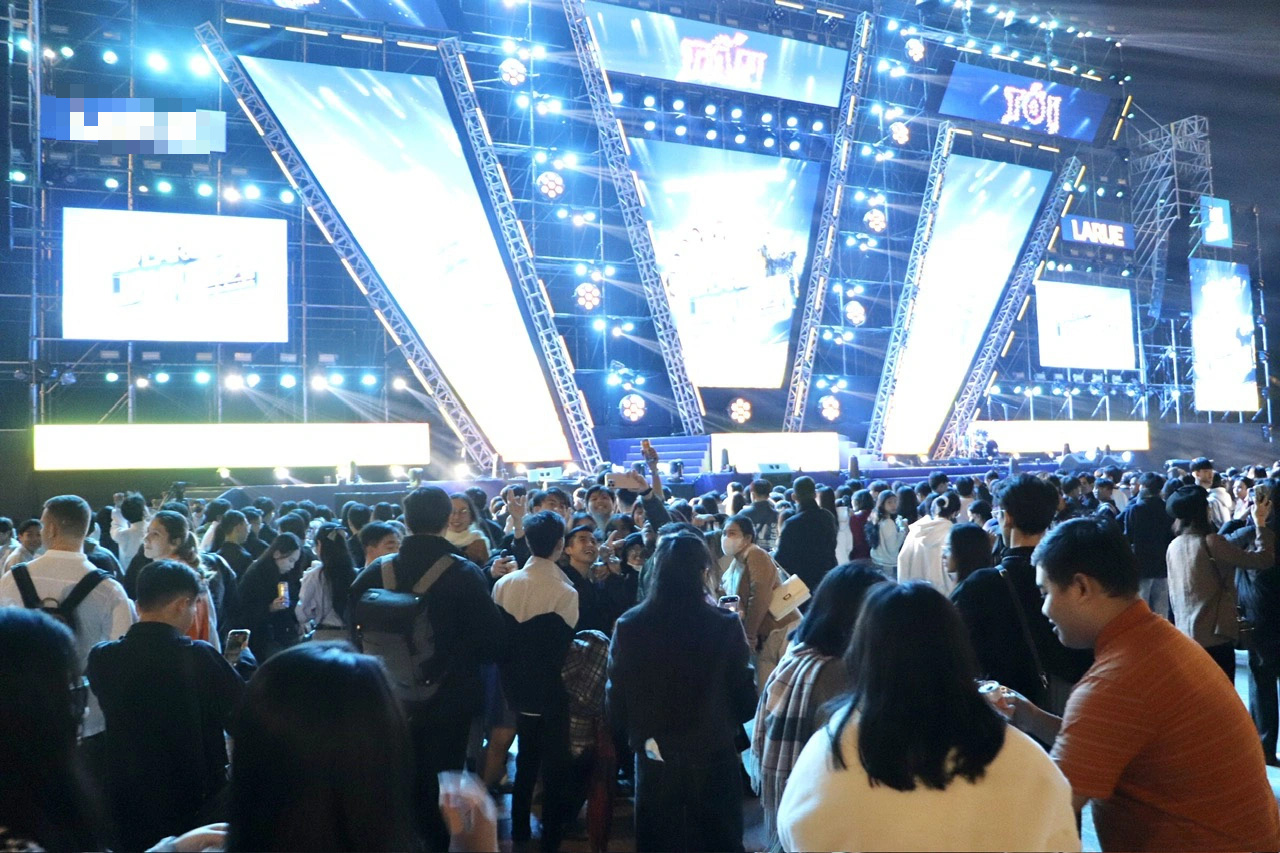O país inteiro dá as boas-vindas ao novo ano de 2025: Muitas pessoas fazem fila desde a manhã para se divertir - Foto 6. Cả nước đón năm mới 2025: Bạn trẻ xếp hàng từ sáng, trời mưa vẫn 'cháy' hết mình - Ảnh 12.