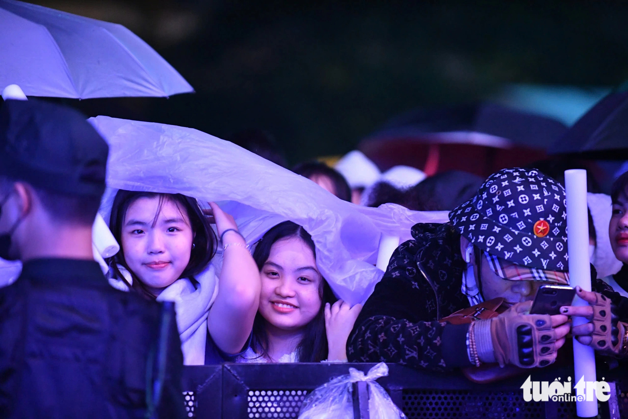 O país inteiro dá as boas-vindas ao novo ano de 2025: Muitas pessoas fazem fila desde a manhã, muitos lugares na região Central estão tendo chuva leve - Foto 10. Cả nước đón năm mới 2025: Bạn trẻ xếp hàng từ sáng, trời mưa vẫn 'cháy' hết mình - Ảnh 15.