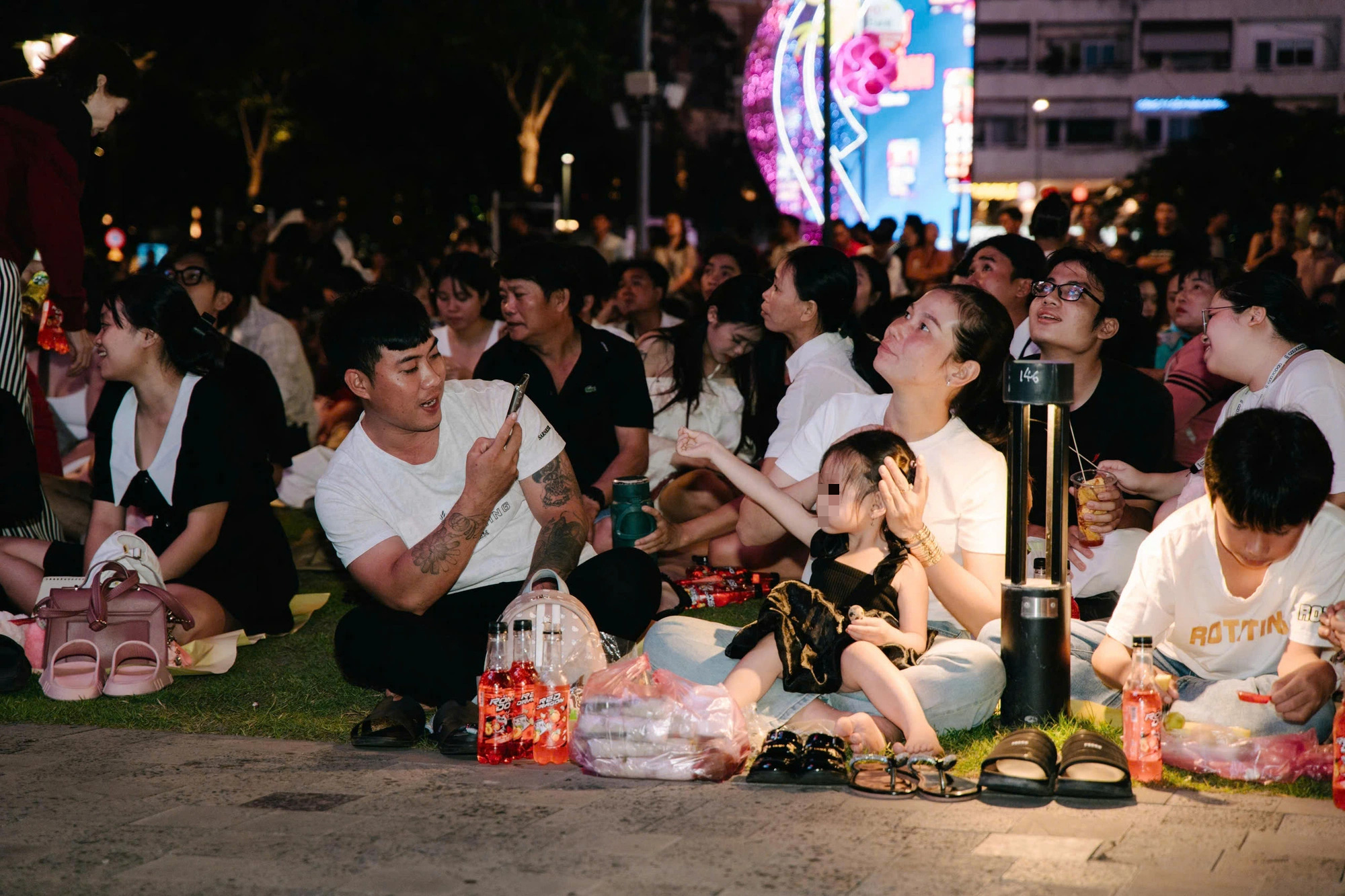 O país inteiro dá as boas-vindas ao novo ano de 2025: jovens fazem fila desde a manhã, mesmo na chuva eles ainda se  Cả nước đón năm mới 2025: Bạn trẻ xếp hàng từ sáng, trời mưa vẫn 'cháy' hết mình - Ảnh 10.