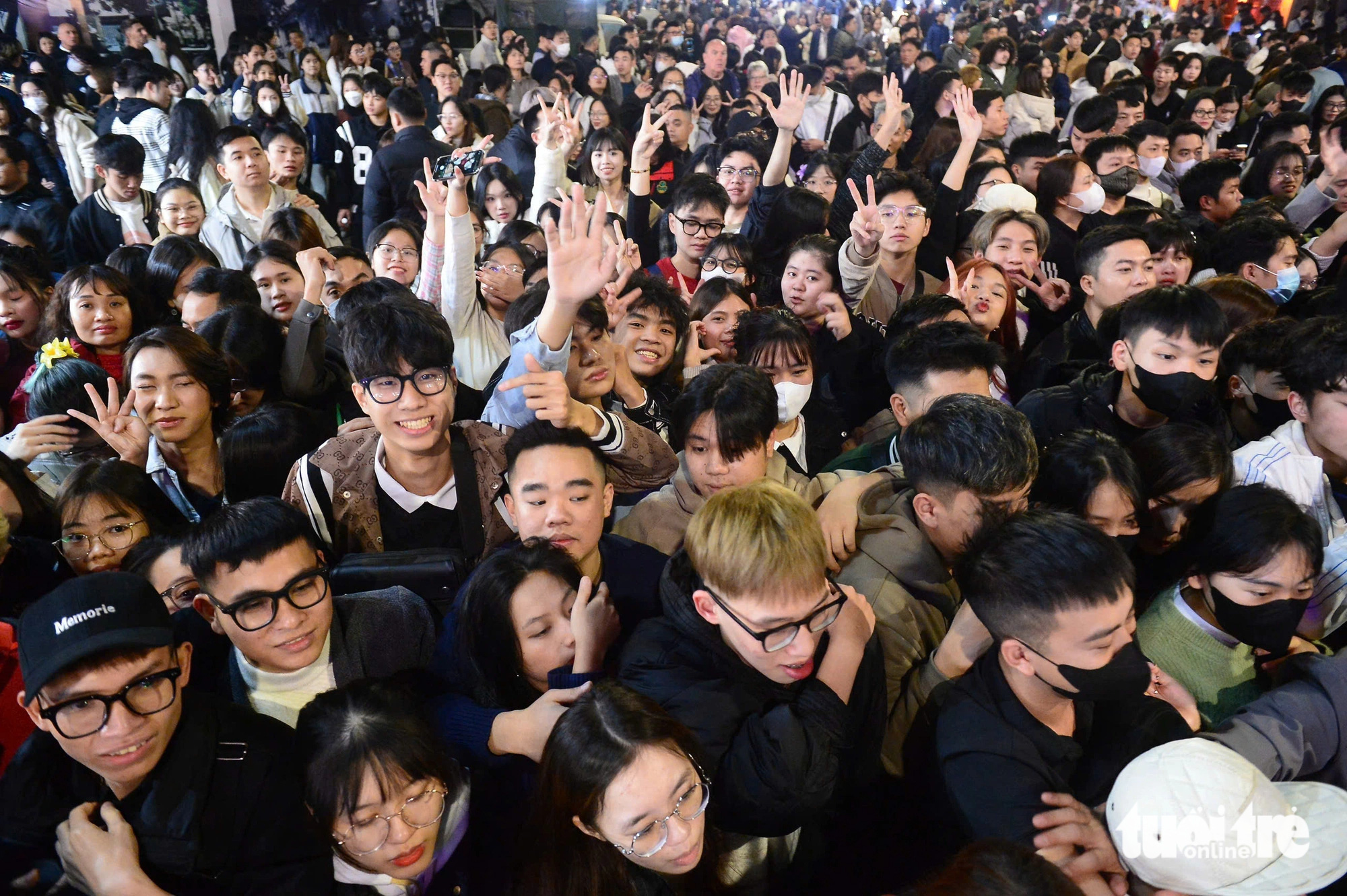 O país inteiro dá as boas-vindas ao novo ano de 2025: jovens fazem fila desde a manhã, mesmo na chuva eles ainda se  Cả nước đón năm mới 2025: Bạn trẻ xếp hàng từ sáng, trời mưa vẫn 'cháy' hết mình - Ảnh 2.