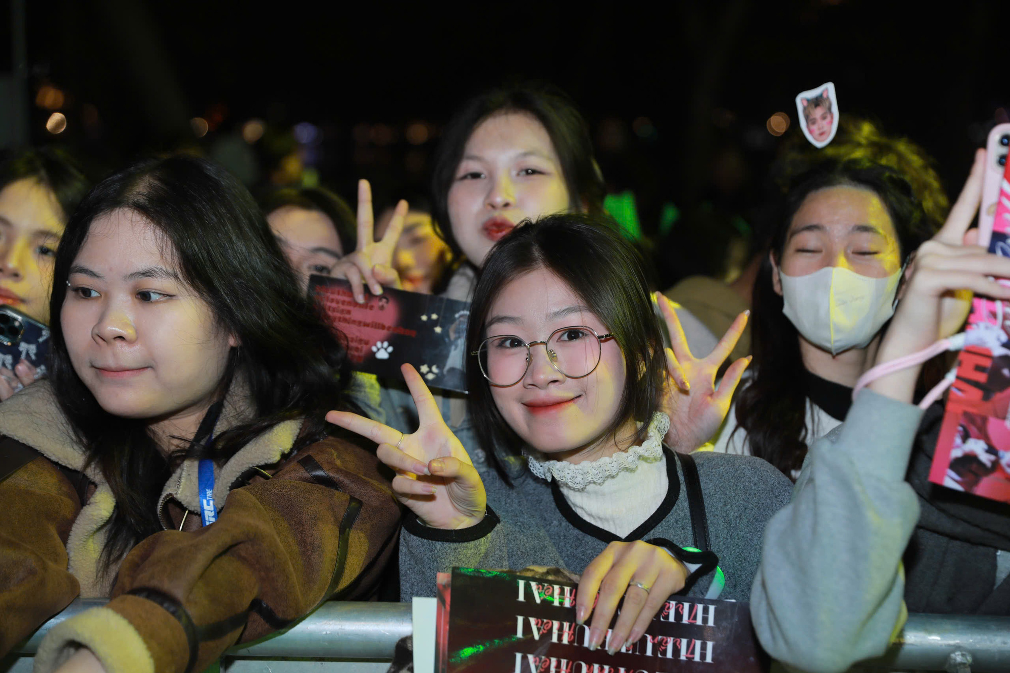 O país inteiro dá as boas-vindas ao novo ano de 2025: jovens fazem fila desde a manhã, mesmo na chuva eles ainda se  Cả nước đón năm mới 2025: Bạn trẻ xếp hàng từ sáng, trời mưa vẫn 'cháy' hết mình - Ảnh 6.