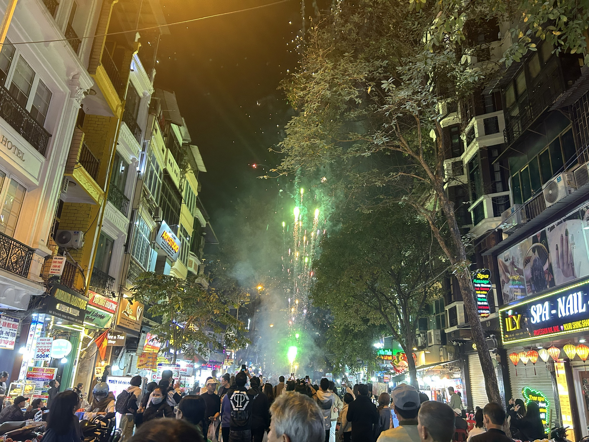 O país inteiro dá as boas-vindas ao novo ano de 2025: Muitas pessoas fizeram fila desde a manhã para se divertir - Foto 4. Cả nước đón năm mới 2025: Bạn trẻ xếp hàng từ sáng, trời mưa vẫn 'cháy' hết mình - Ảnh 5.