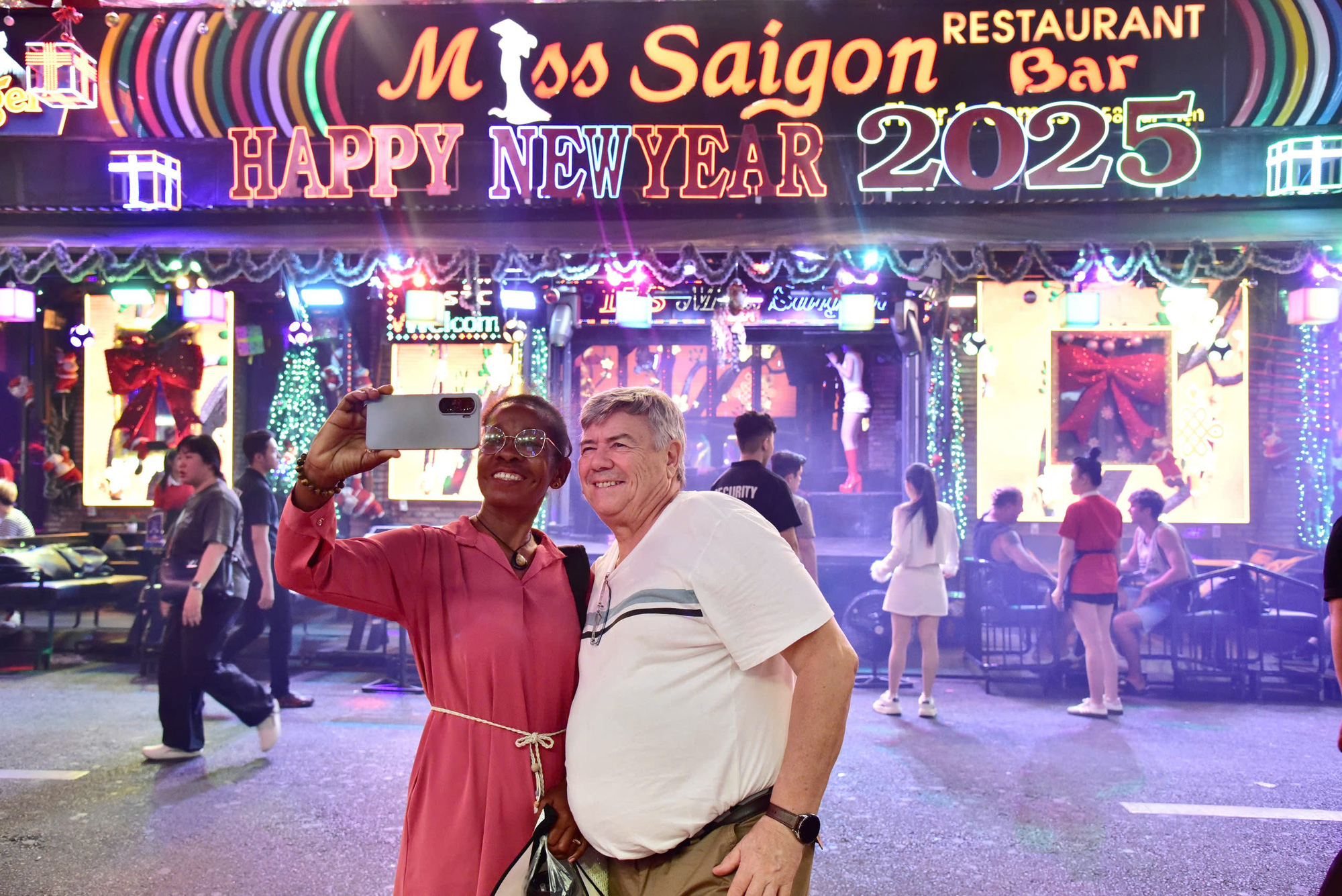 - Foto 1. Cả nước đón năm mới 2025: Bạn trẻ xếp hàng từ sáng, trời mưa vẫn 'cháy' hết mình - Ảnh 9.