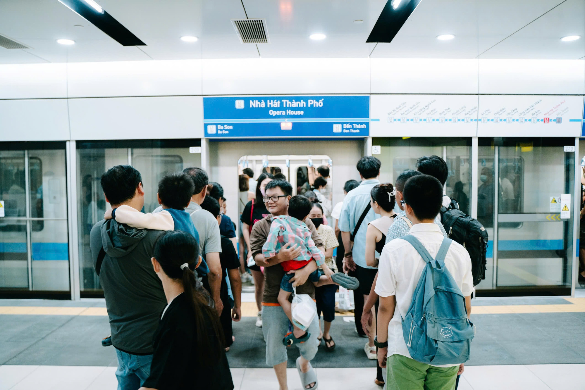 O país inteiro dá as boas-vindas ao novo ano de 2025: Muitas pessoas fazem fila desde a manhã para se divertir - Foto 7. Cả nước đón năm mới 2025: Bạn trẻ xếp hàng từ sáng, trời mưa vẫn 'cháy' hết mình - Ảnh 11.
