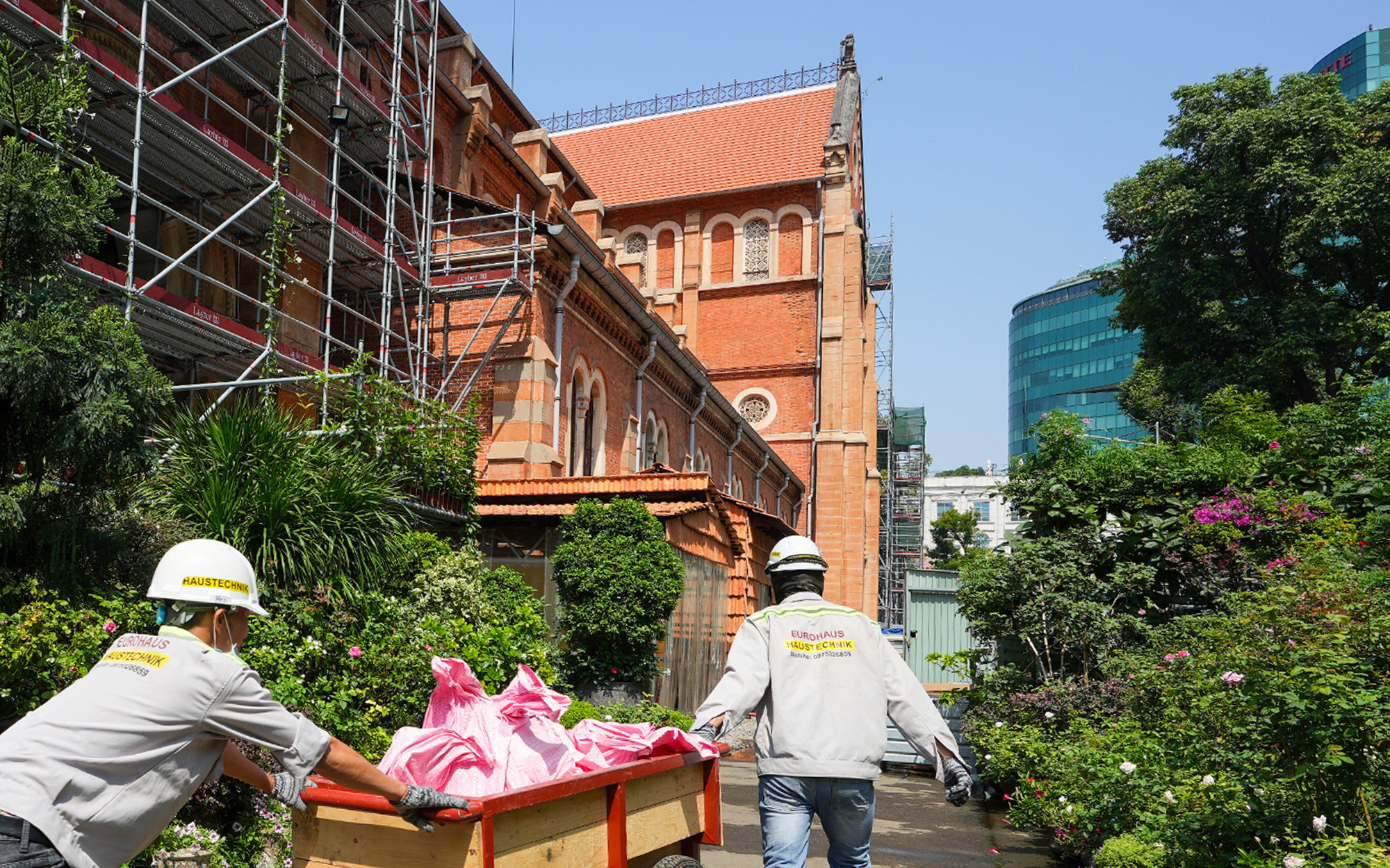 Ngắm nhà thờ Đức Bà lung linh ánh sáng dịp Giáng sinh - Ảnh 3.
