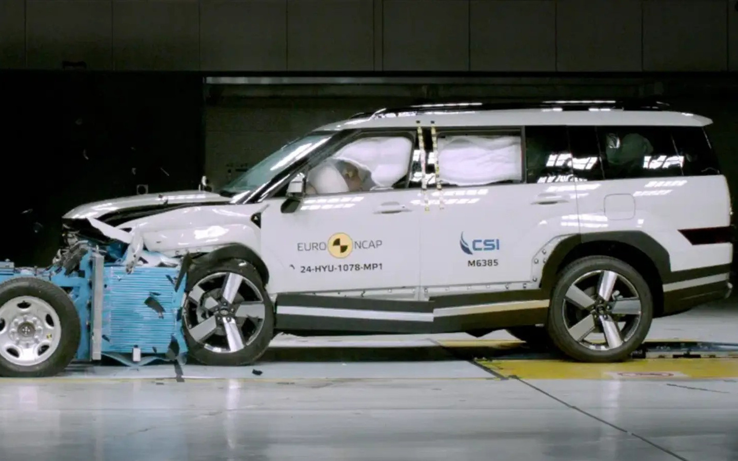BMW X5 bị tàu hỏa xẻ đôi, người lái bước ra bình an vô sự - Ảnh 1.