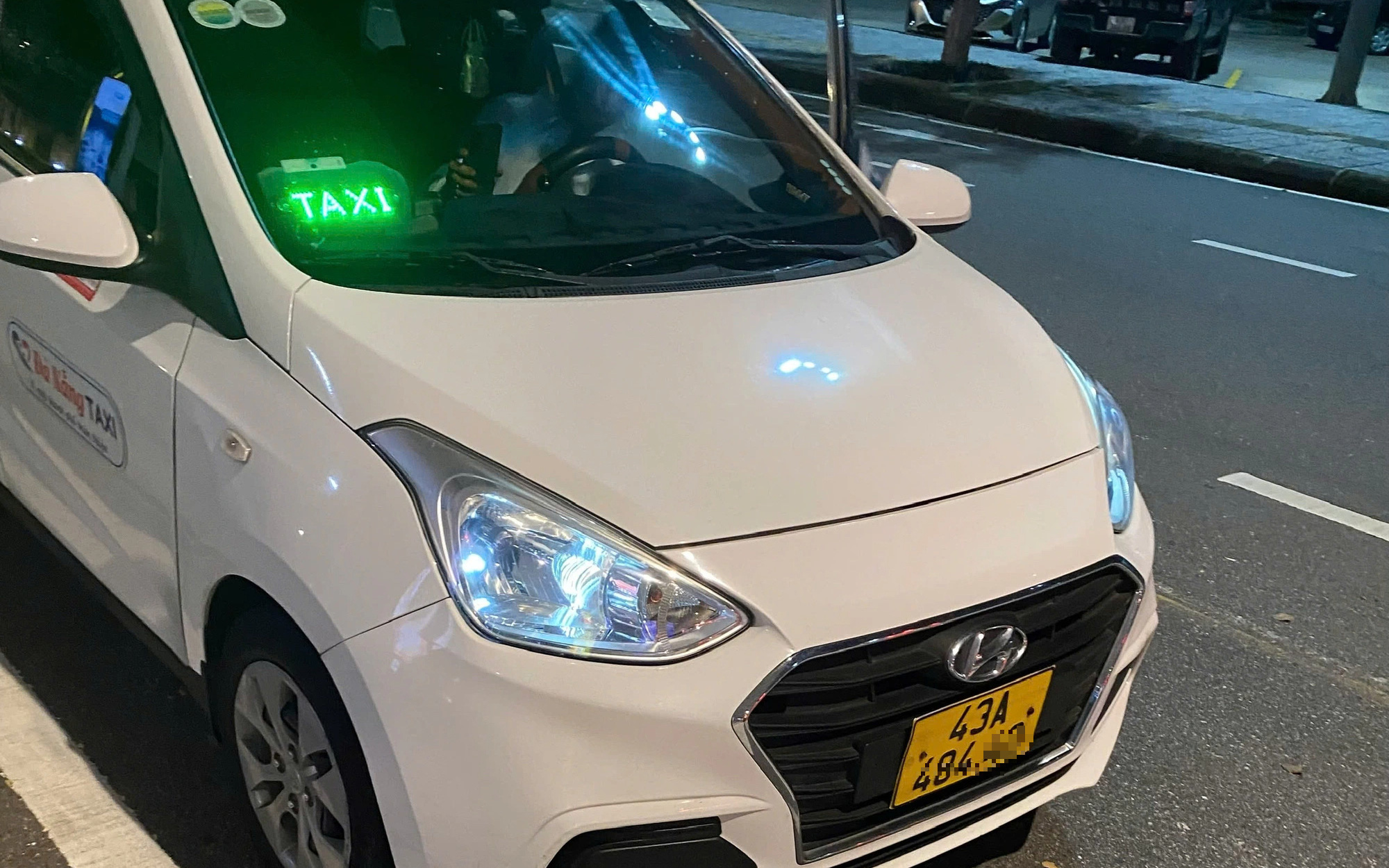 Tài xế chạy ngược chiều trong sân bay Đà Nẵng bị lập biên bản xử lý - Ảnh 1.