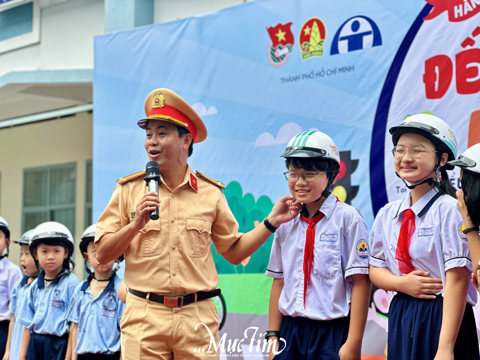 Cùng học trò Trường tiểu học Tô Vĩnh Diện giải mã câu hỏi ‘tại sao phải đội mũ bảo hiểm’- Ảnh 1.