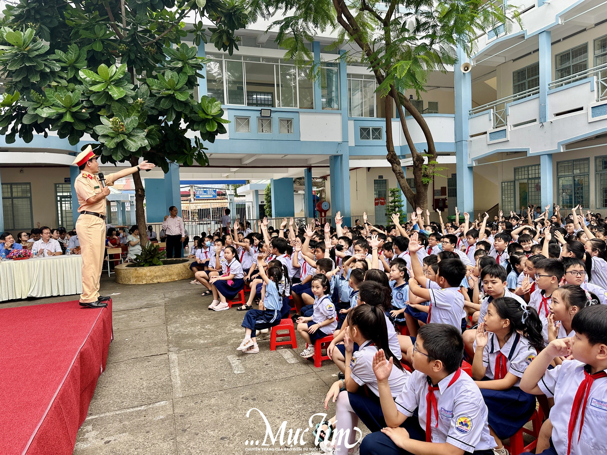 Cùng học trò Trường tiểu học Tô Vĩnh Diện giải mã câu hỏi ‘tại sao phải đội mũ bảo hiểm’- Ảnh 2.