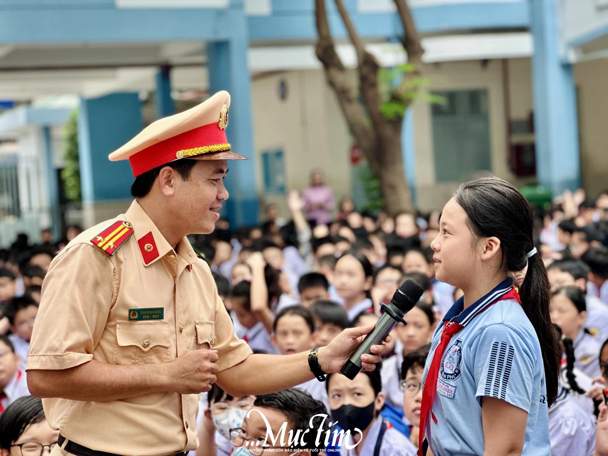 Cùng học trò Trường tiểu học Tô Vĩnh Diện giải mã câu hỏi ‘tại sao phải đội mũ bảo hiểm’- Ảnh 3.