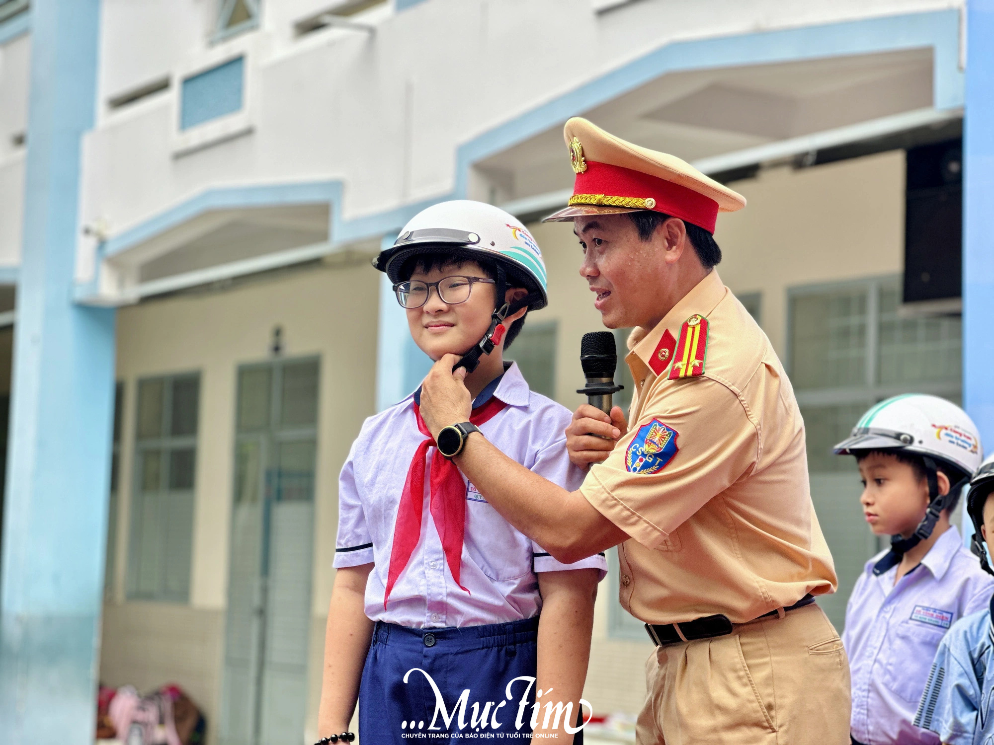 Cùng học trò Trường tiểu học Tô Vĩnh Diện giải mã câu hỏi ‘tại sao phải đội mũ bảo hiểm’- Ảnh 5.