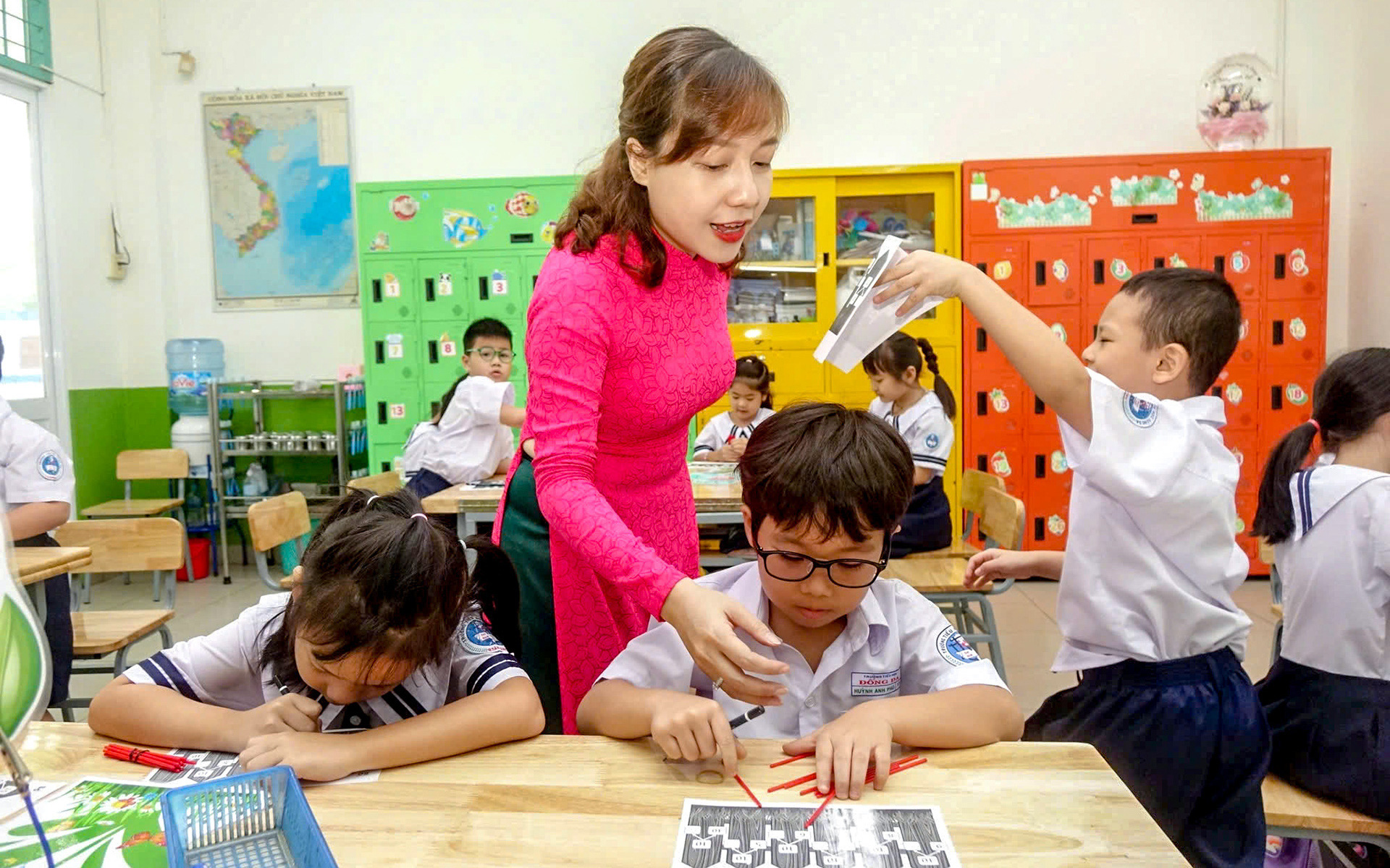 Học sinh nghỉ tết dài ngày vui đâu chưa thấy, phụ huynh cực 'trần thân' - Ảnh 2.