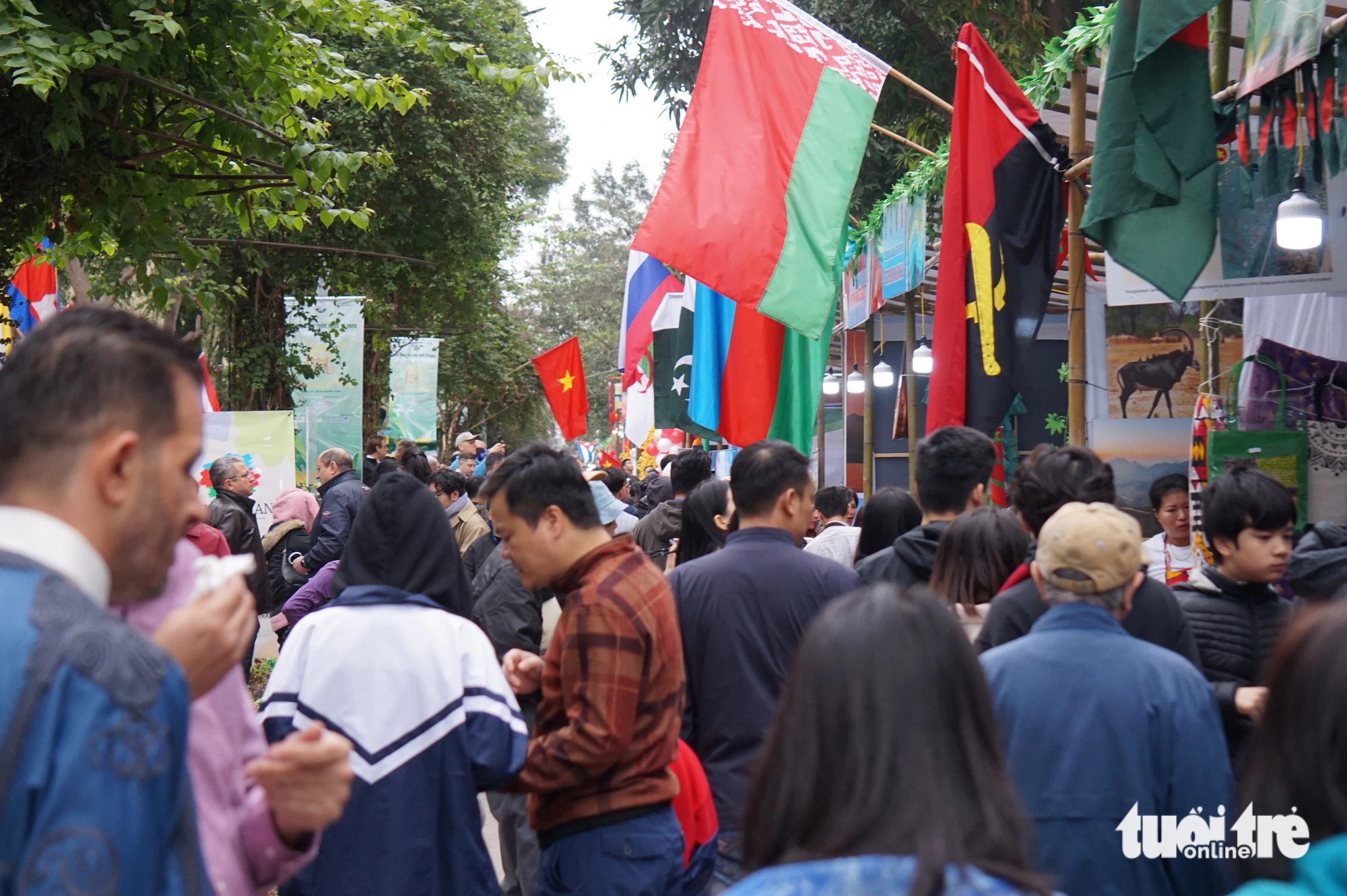 Đến lễ hội ẩm thực quốc tế Hà Nội ăn chà là nếm vang Pháp, kẹo Nga đến heo quay, phở, bánh mì - Ảnh 1.