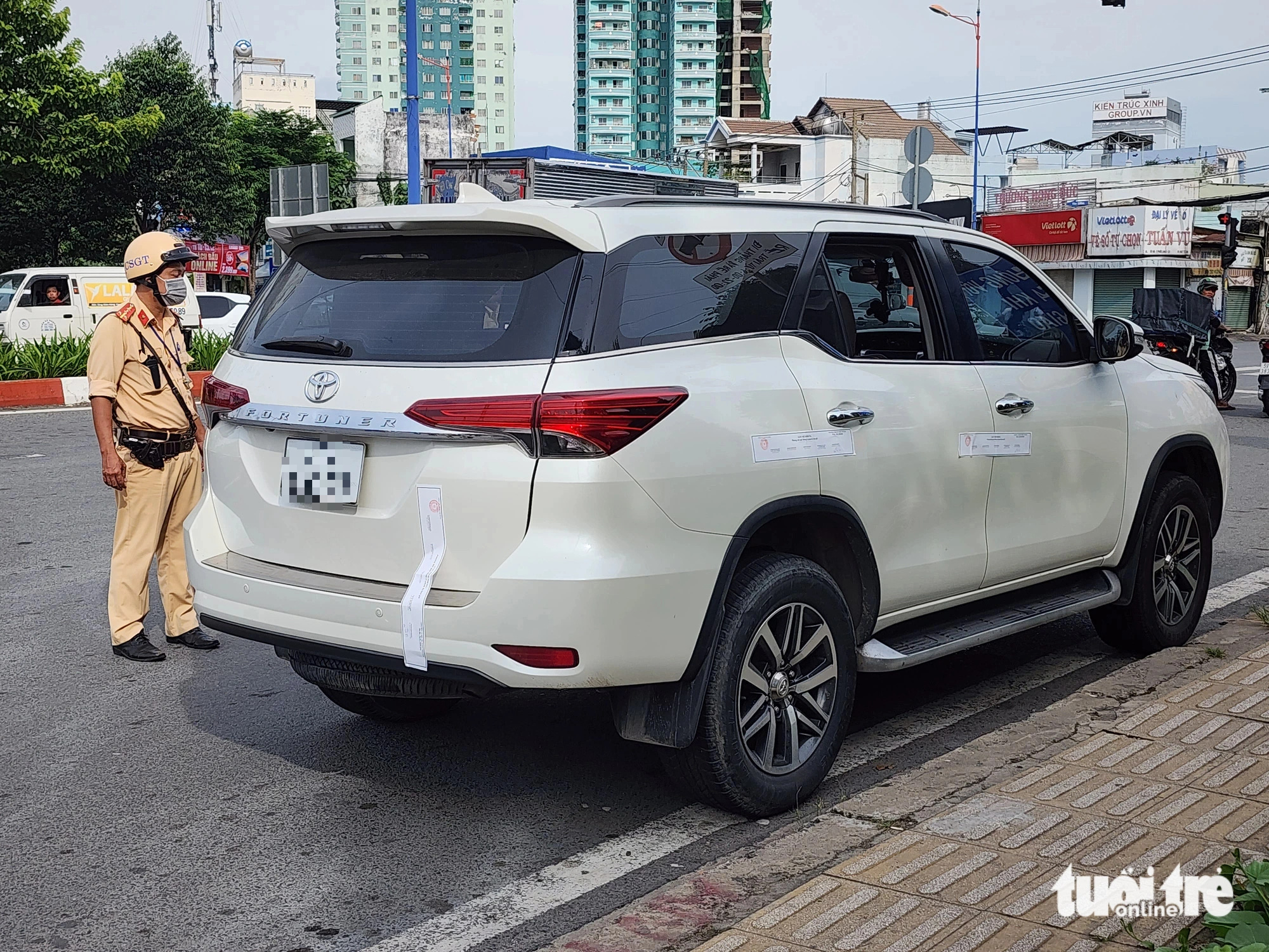 Cảnh sát giao thông truy đuổi 5km, khống chế tài xế ô tô chở thuốc lá lậu - Ảnh 3.